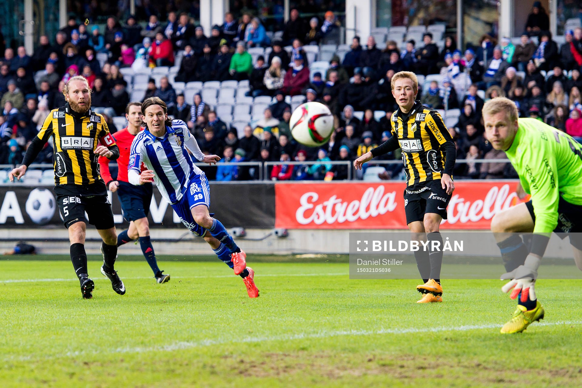 IFK Göteborgs Lasse Vibe testar skott på Häckens