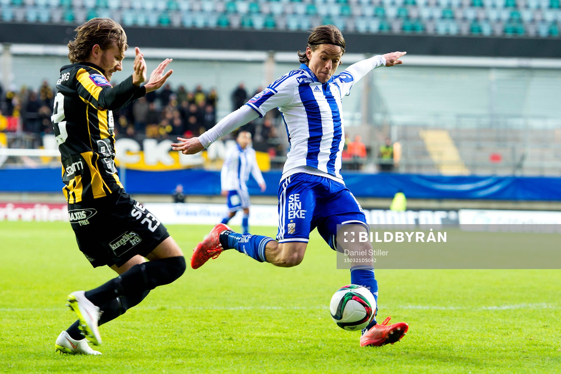 IFK Göteborgs Lasse Vibe och Häckens Simon Sandberg