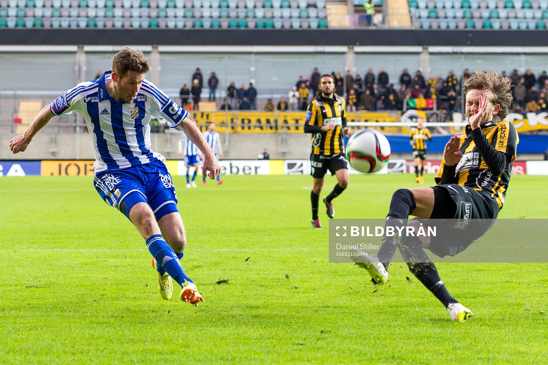 IFK Göteborgs Emil Salomonsson testar skott framför Häckens Simon Sandberg under semifinalen i Svenska Cupen mellan IFK Göteborg och Häcken den 21 mars 2015 i Göteborg.