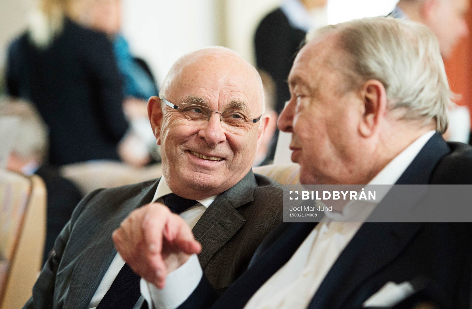 Michael van Praag, ordförande holländska Fotbollförbundet och kandidat för presidentposten i FIFA, och Lennart Johansson, hedersordförande, i samtal under Svenska Fotbollförbundets årsmöte den 21 mars 2015 i Stockholm.