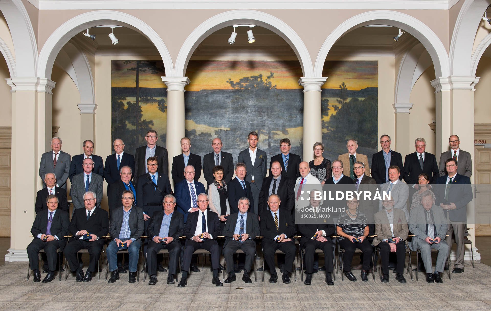 Personer som fått medaljer får sina insatser för svensk fotboll poserar för en gruppbild under Svenska Fotbollförbundets årsmöte den 21 mars 2015 i Stockholm.