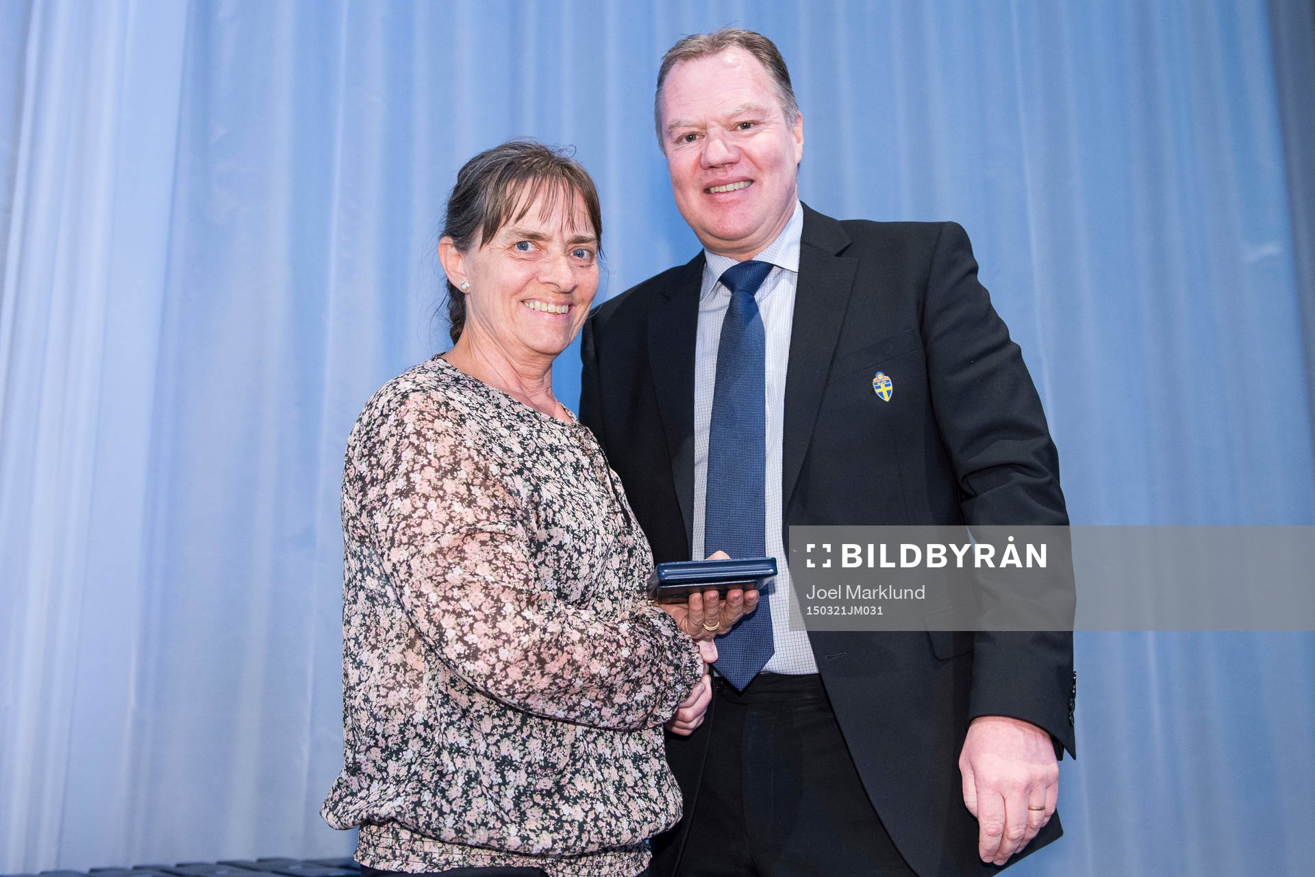 Ewa-Lena Andersson tar emot en medalj för sina insatser för svensk fotboll av ordförande Karl-Erik Nilsson under Svenska Fotbollförbundets årsmöte den 21 mars 2015 i Stockholm.