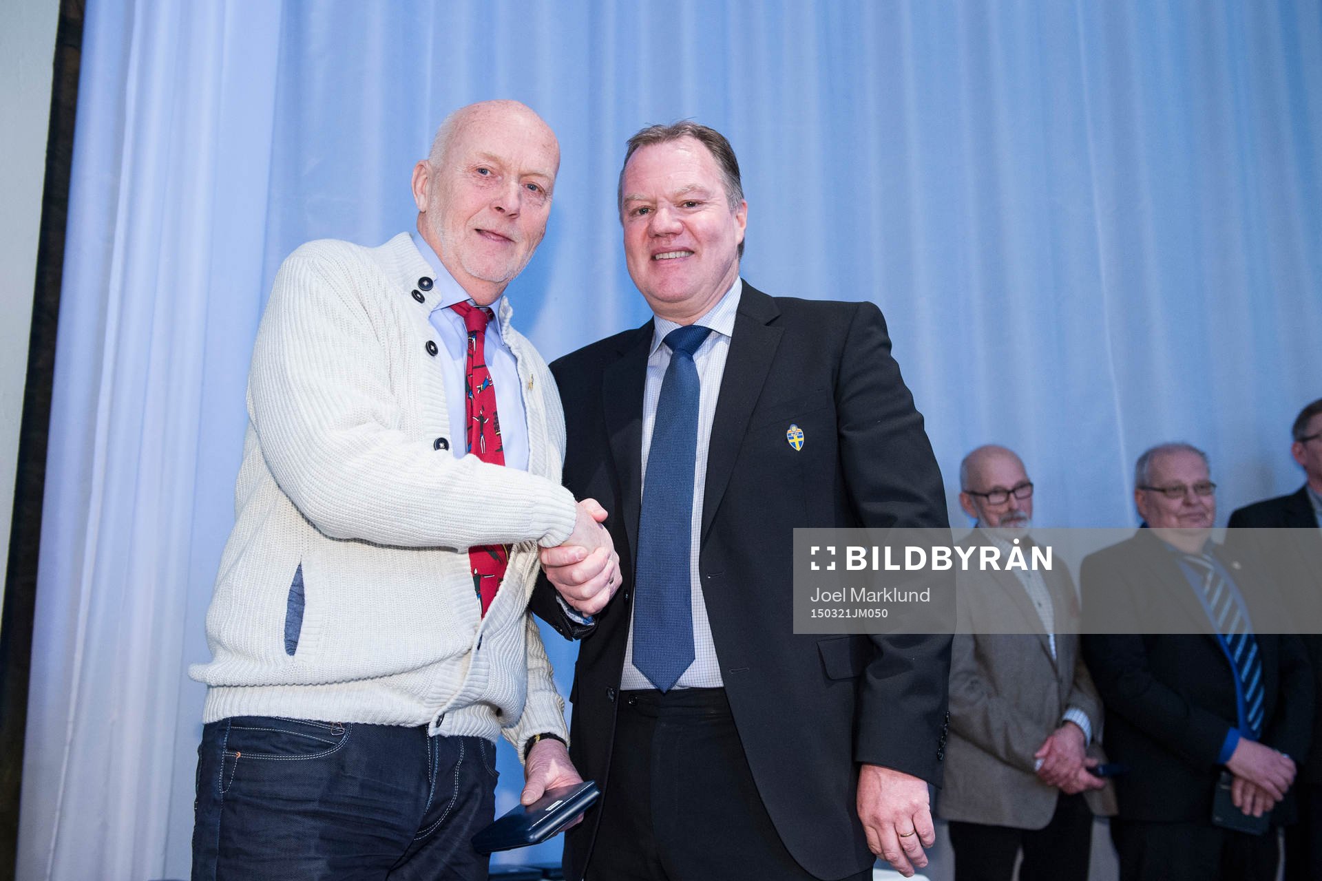 Rolf Olofsson tar emot en medalj för sina insatser för