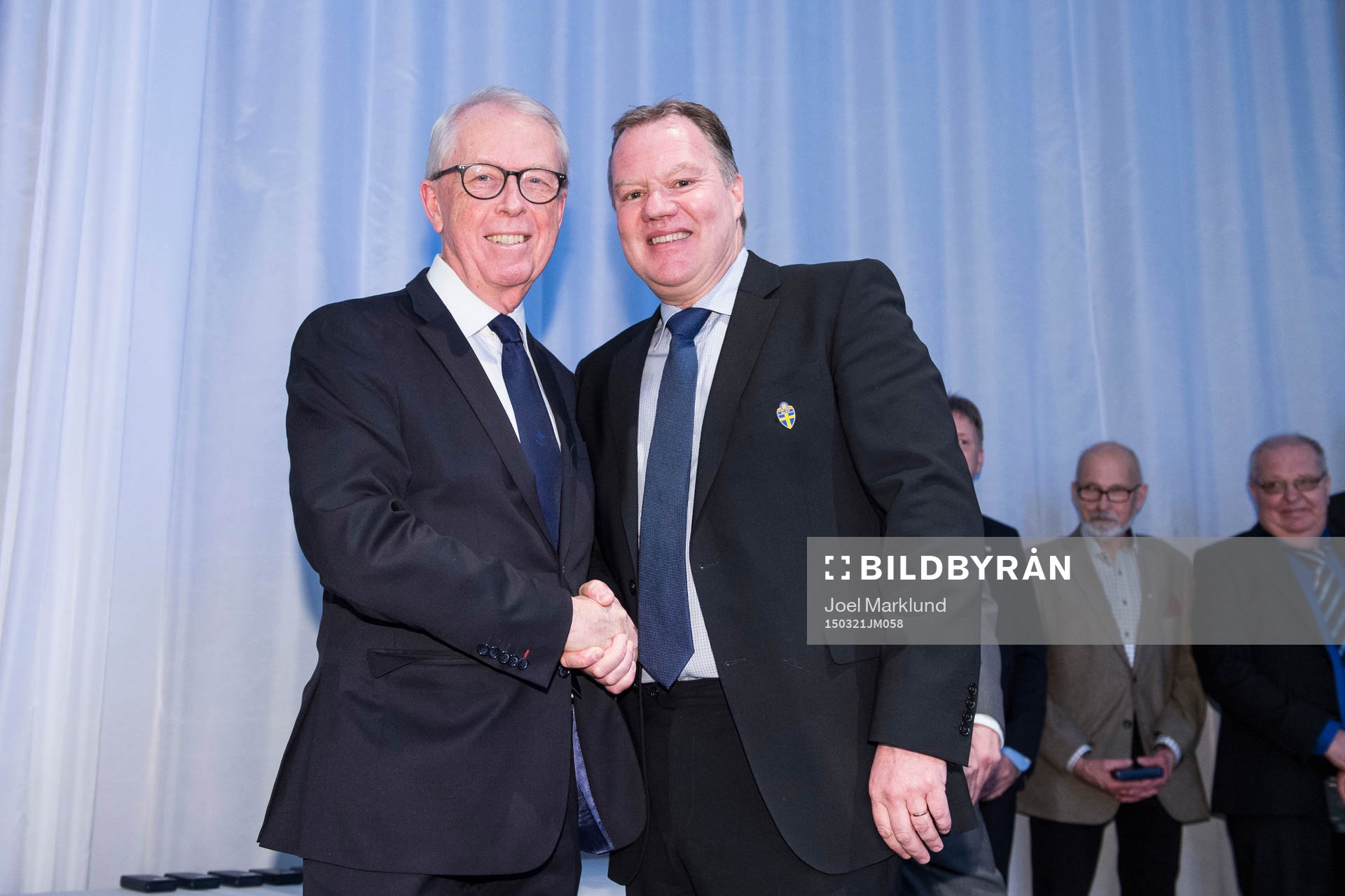 Björn Ahlberg tar emot en medalj för sina insatser för svensk fotboll av ordförande Karl-Erik Nilsson under Svenska Fotbollförbundets årsmöte den 21 mars 2015 i Stockholm.