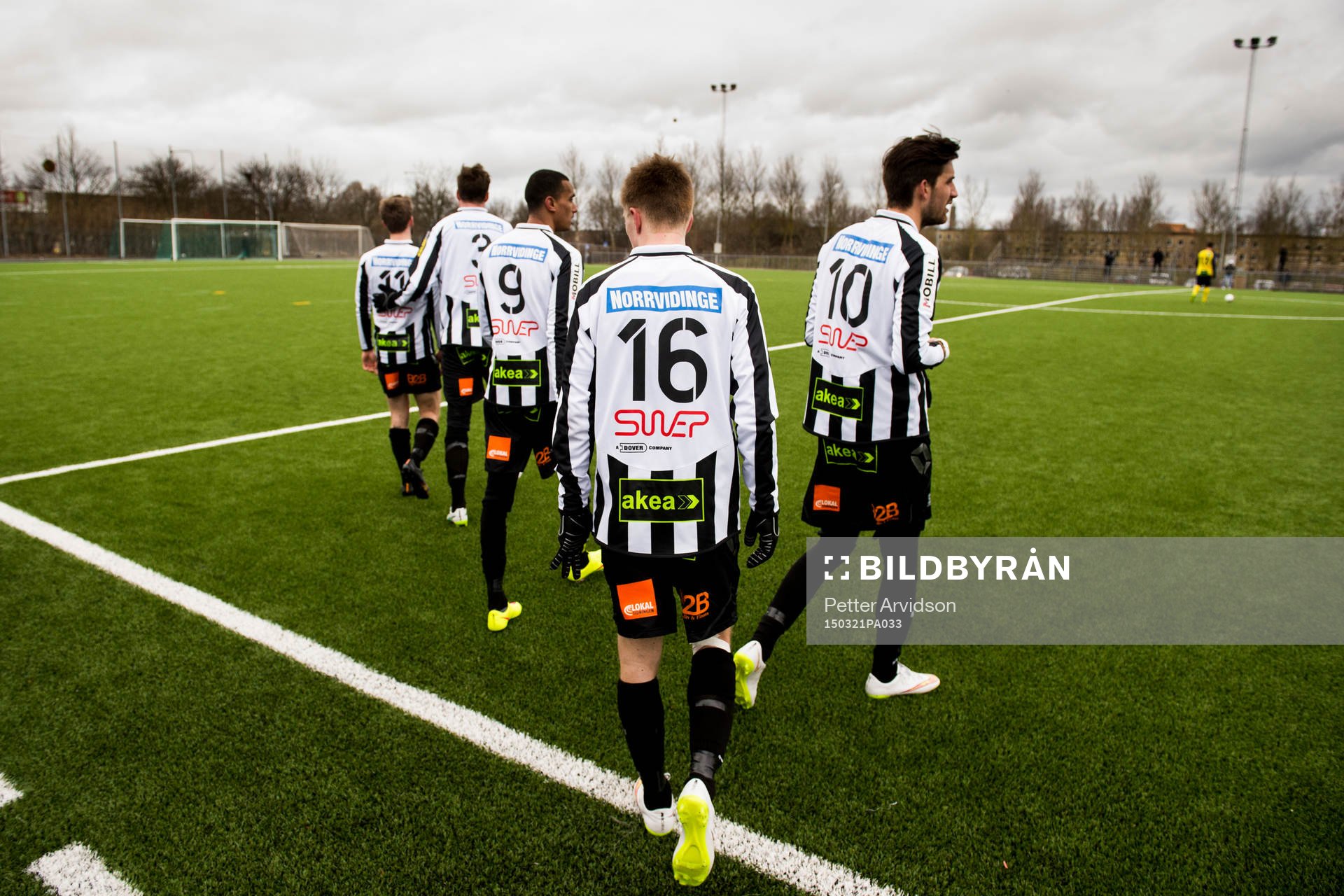 Landskronas spelare äntrar planen