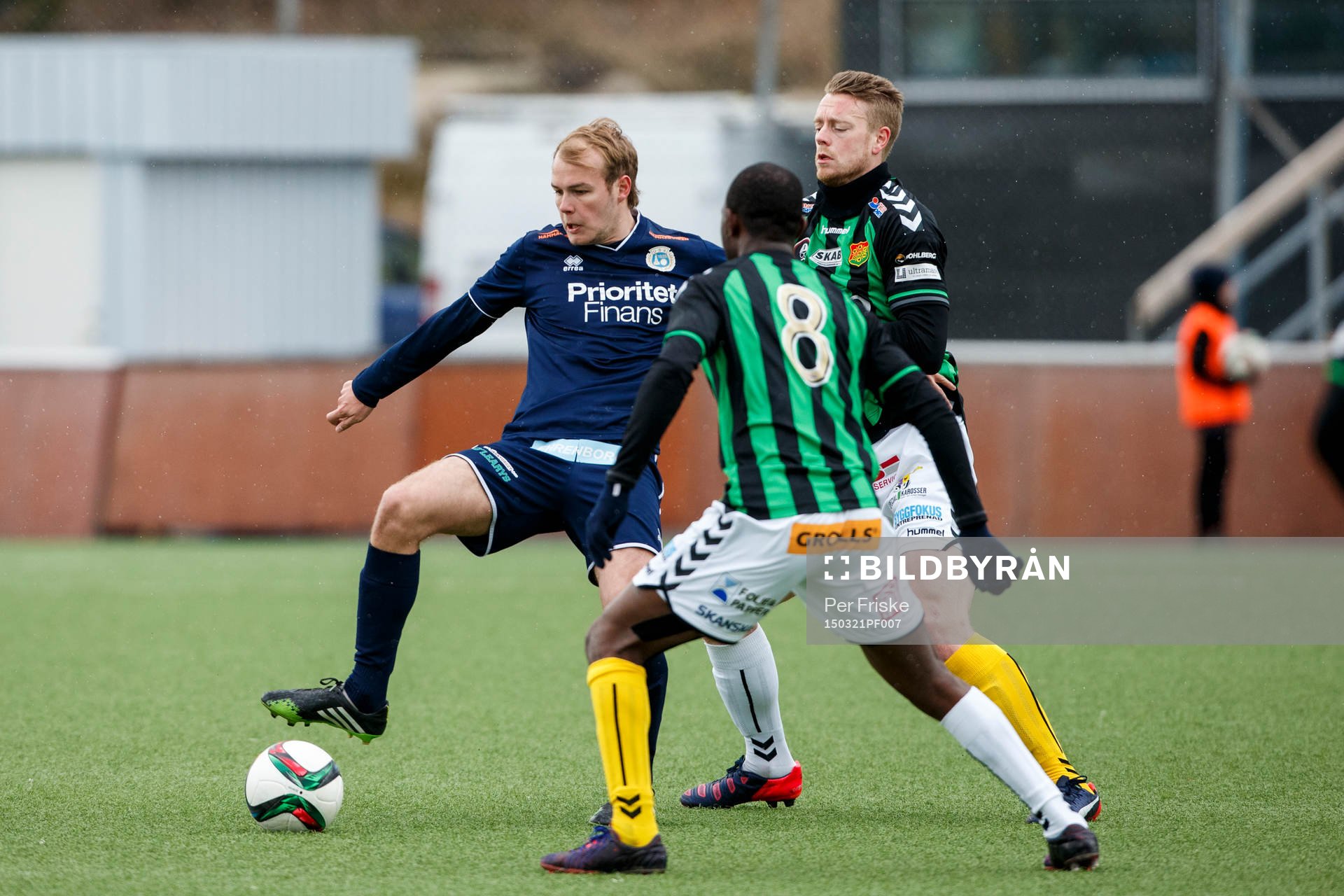 Utsiktens Joakim Edström i kamp om bollen med Gais Reuben