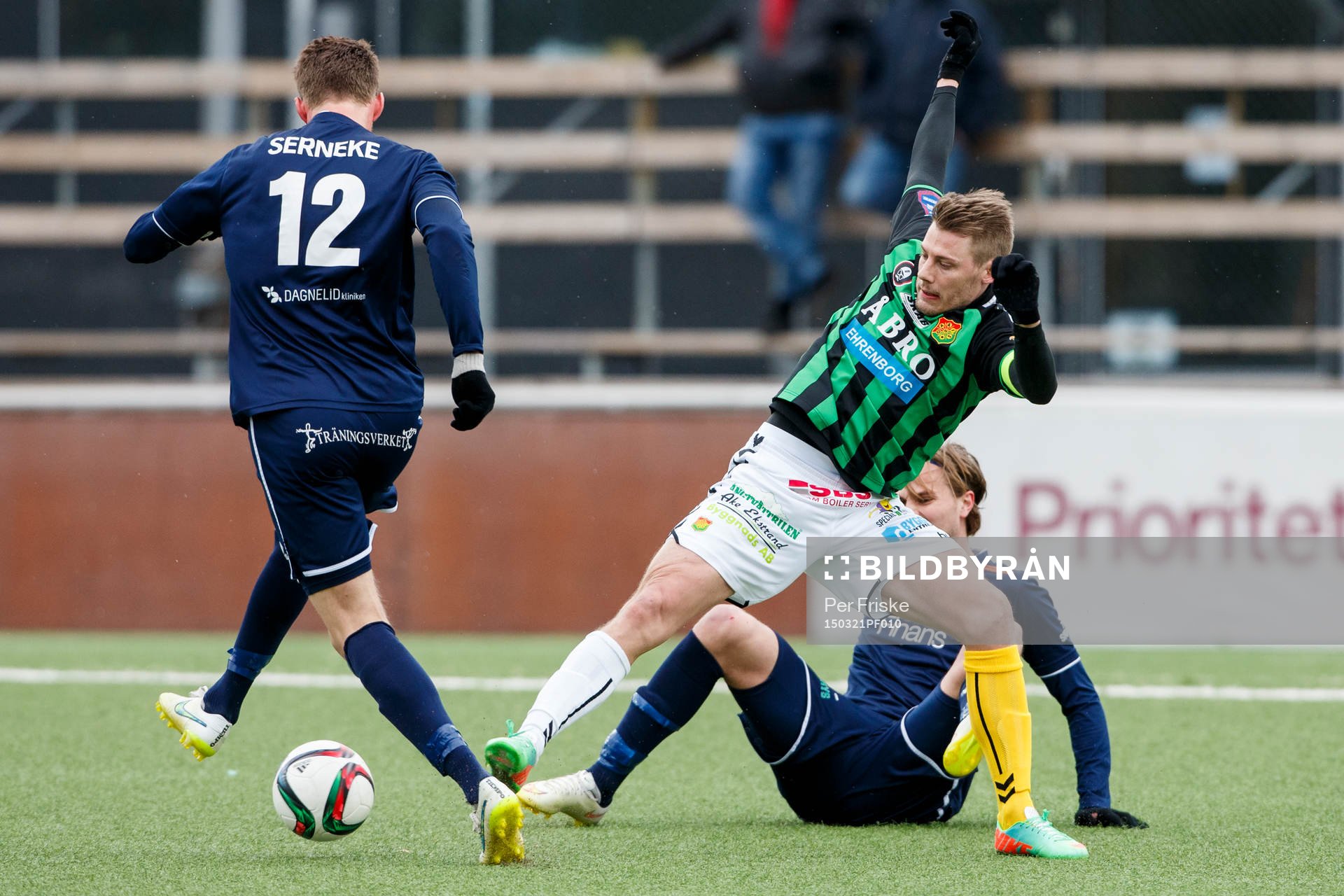 Gais Patrik Ingelsten och Utsiktens målvakt Axel Wibrån i