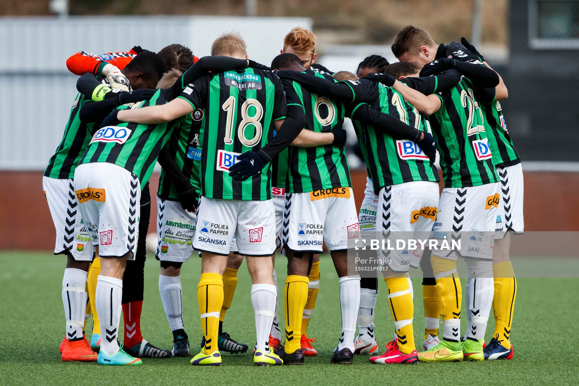Gais spelar i olika strumpor för att uppmärksamma World