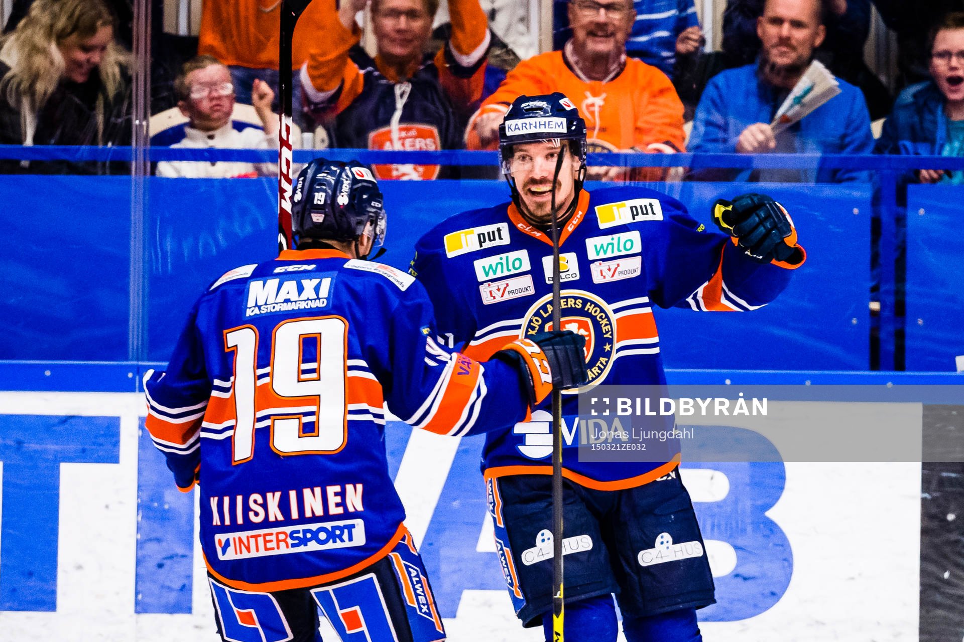 Växjös Teemu Laakso (th) firar