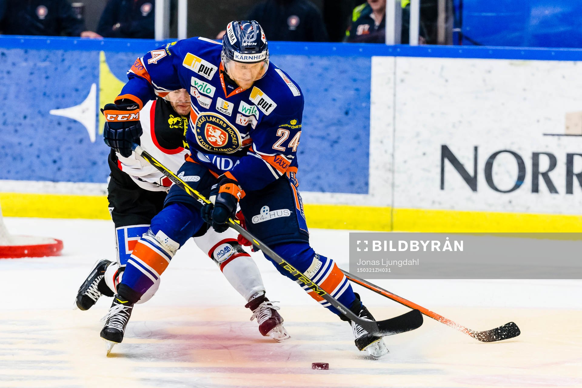Växjös Jani Lajunen jagas av Örebros Derek Ryan
