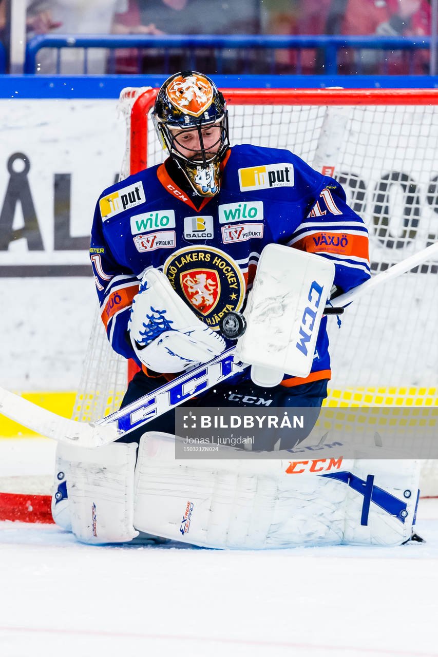 Växjös målvakt Cristopher Nihlstorp fokuserar på pucken