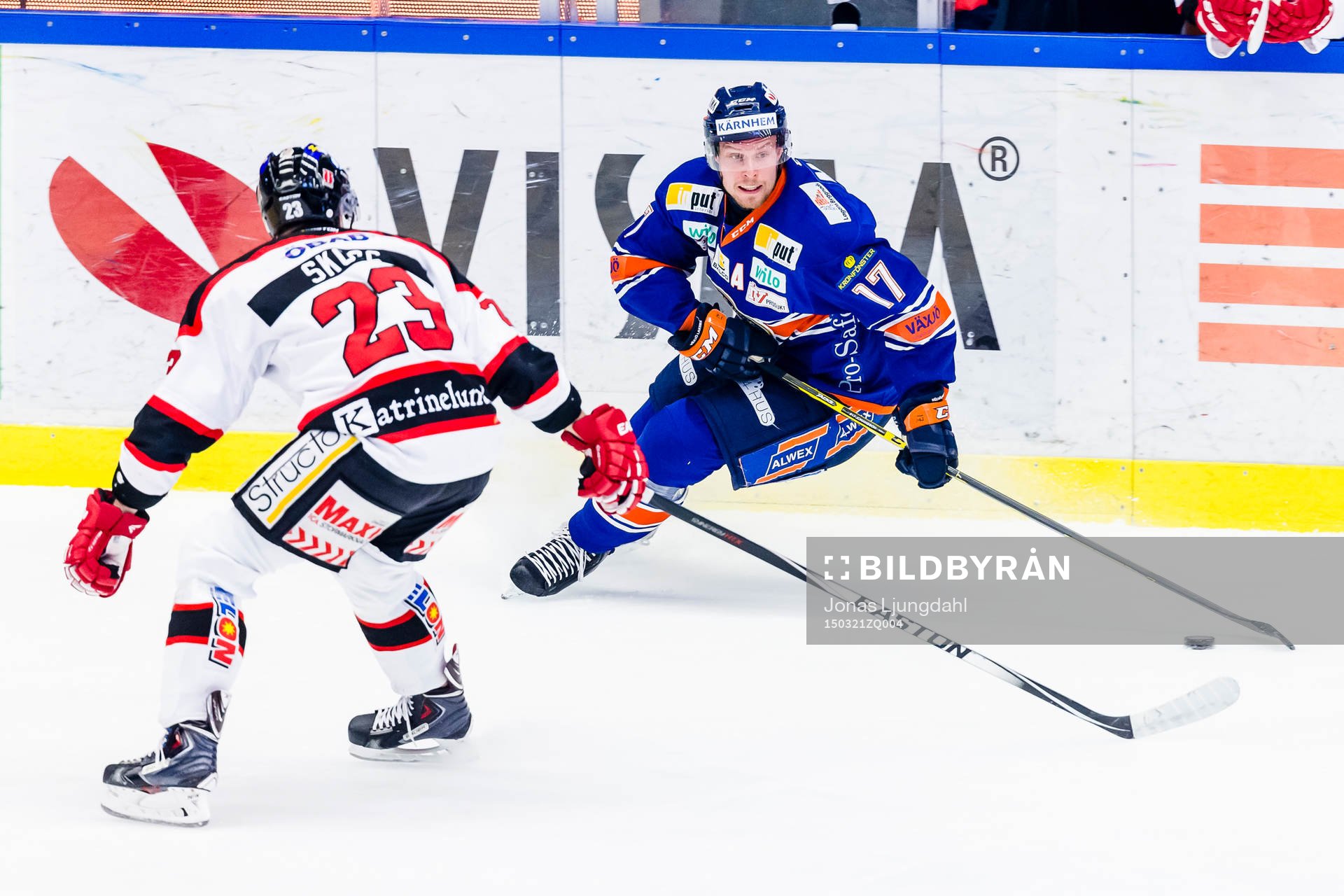 Växjös Alexander Johansson jagas av Örebros Tomas Skogs