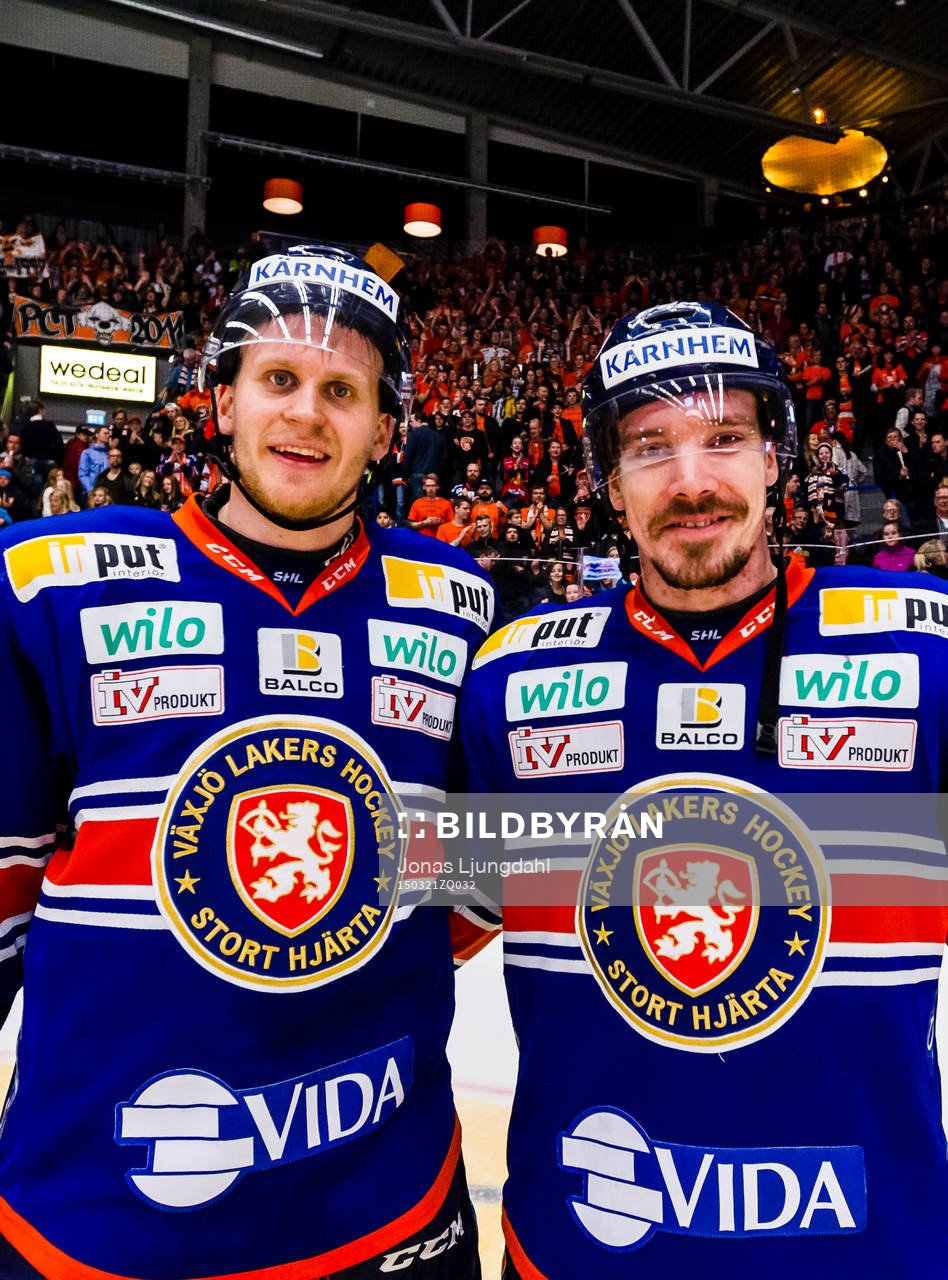 Växjös Jani Lajunen och Teemu Laakso firar