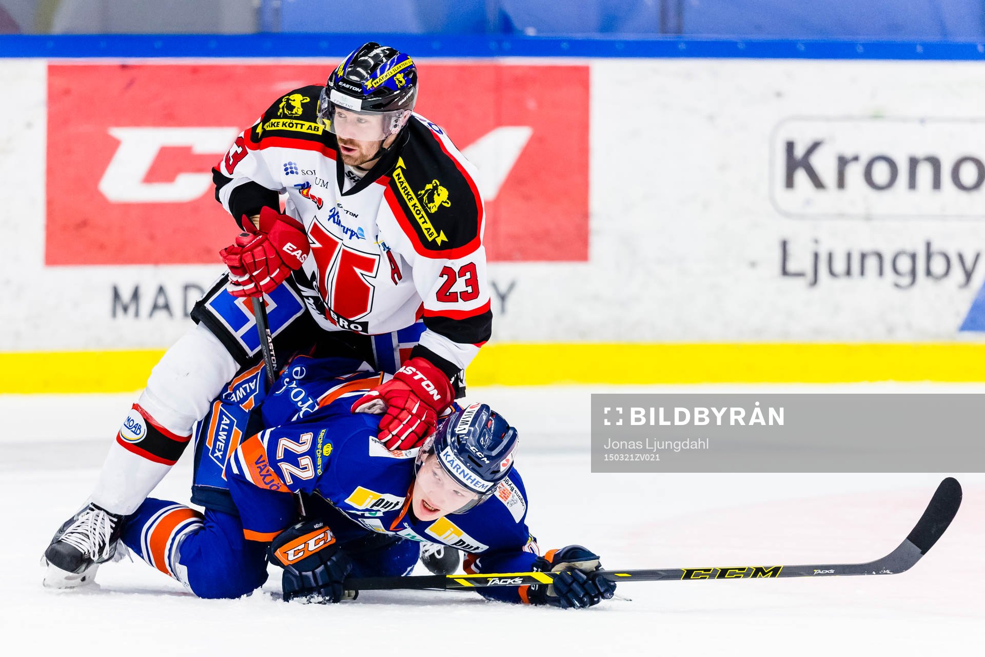 Örebros Tomas Skogs sitter på Växjös Gustav Rydahl