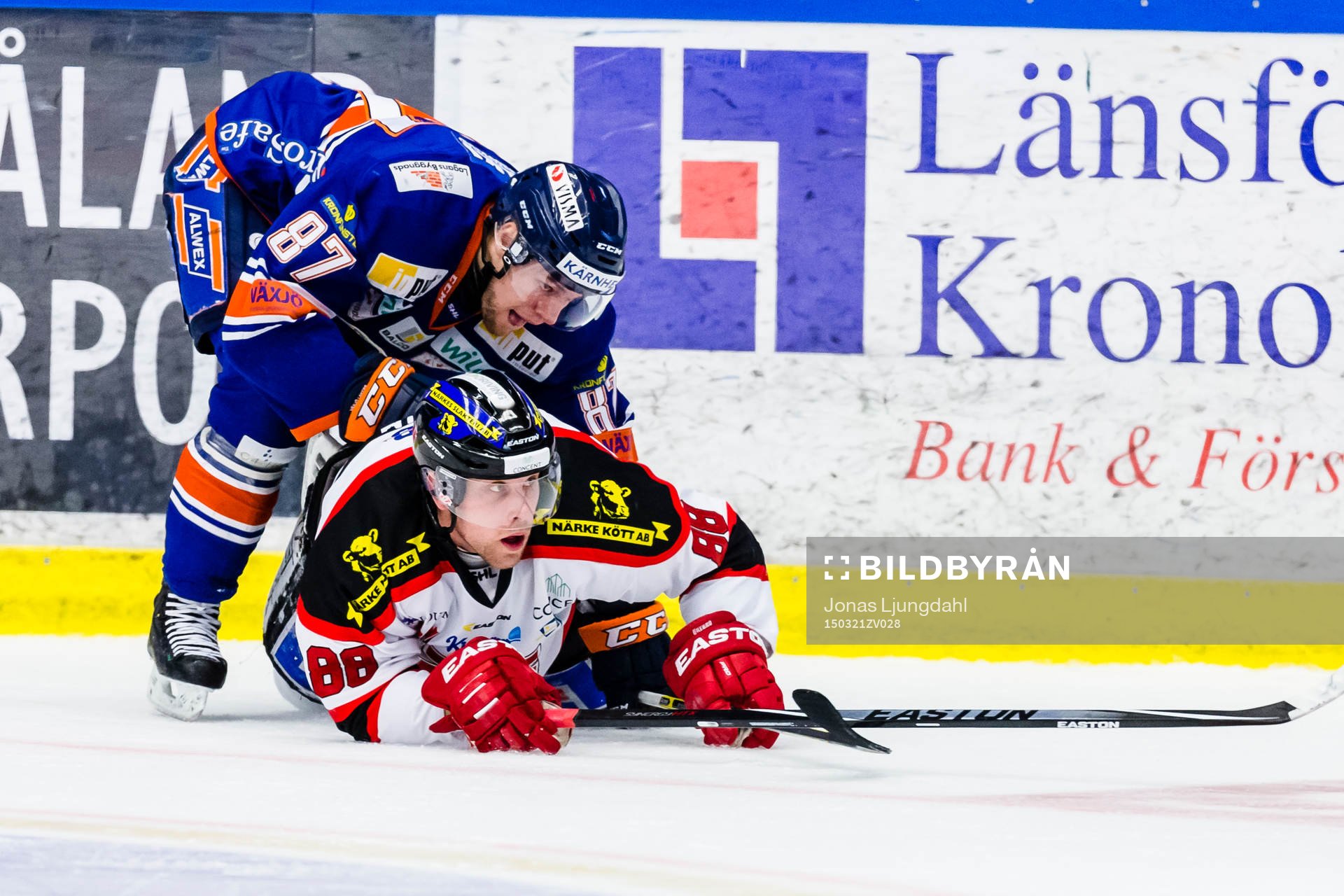 Örebros Viktor Ekbom faller