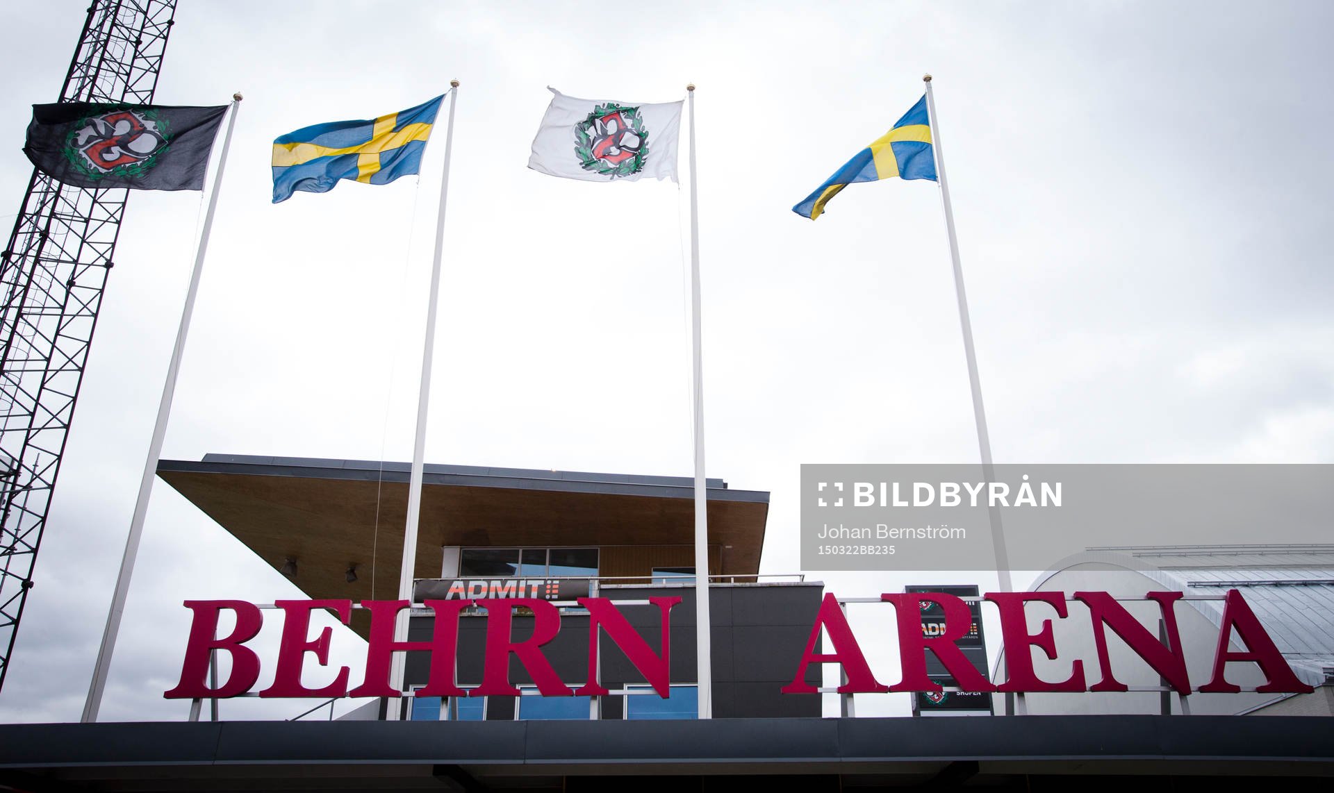 Behrn Arenas exteriör med flaggor en timma innan