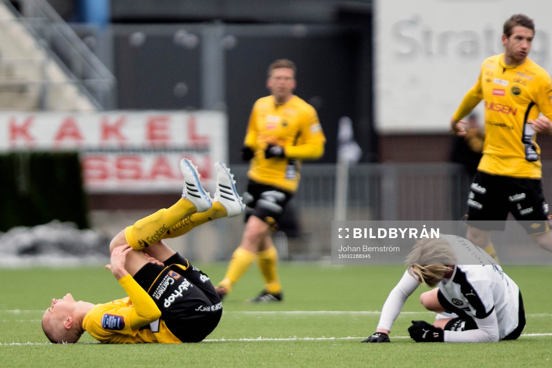 Elfsborgs Sebastian Holmén ligger och har ont efter att ha blivit fälld under fotbollsmatchen i Svenska cupen mellan Örebro och Elfsborg den 22 mars 2015 i Örebro.