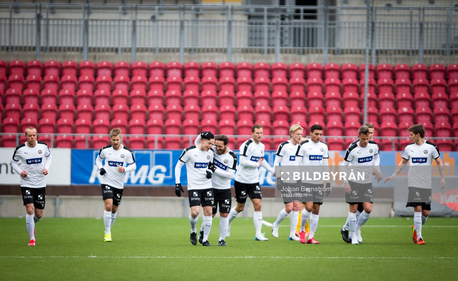 Örebros Daniel Gustavsson gör 1-0 och jublar