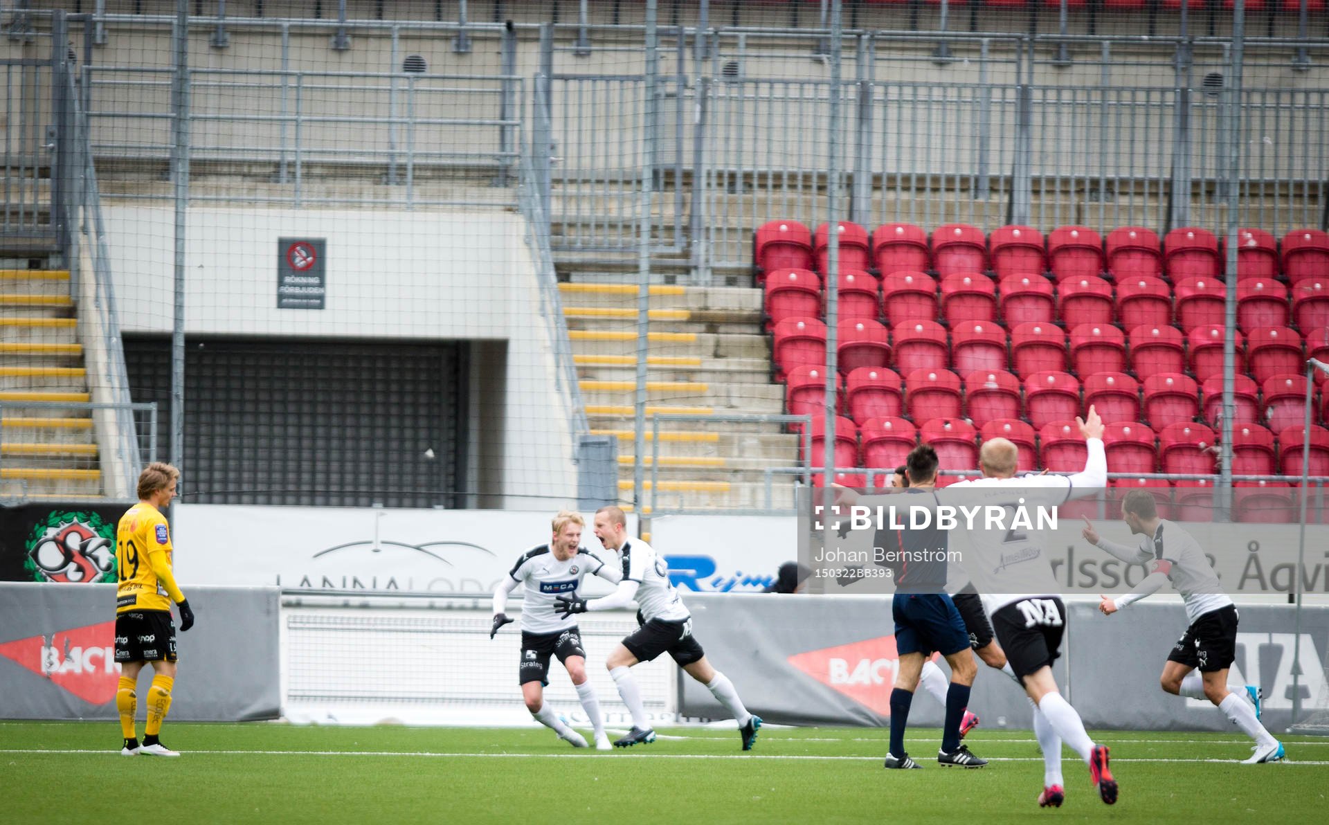 Örebros Daniel Gustavsson gör 1-0 och jublar