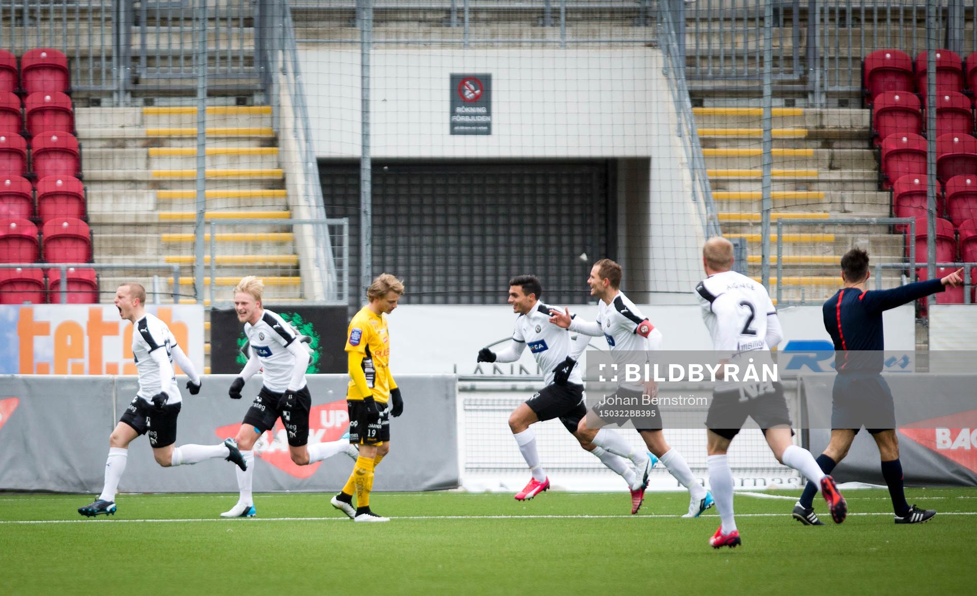 Örebros Daniel Gustavsson gör 1-0 och jublar