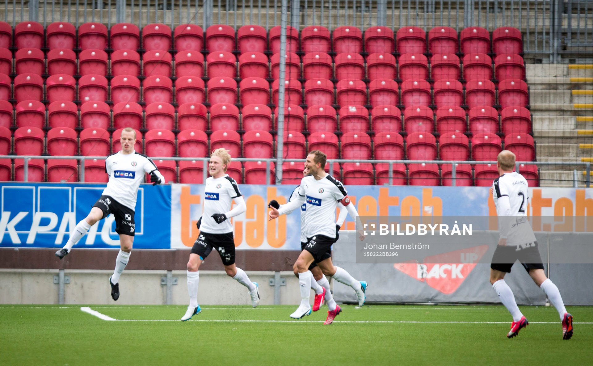 Örebros Daniel Gustavsson gör 1-0 och jublar