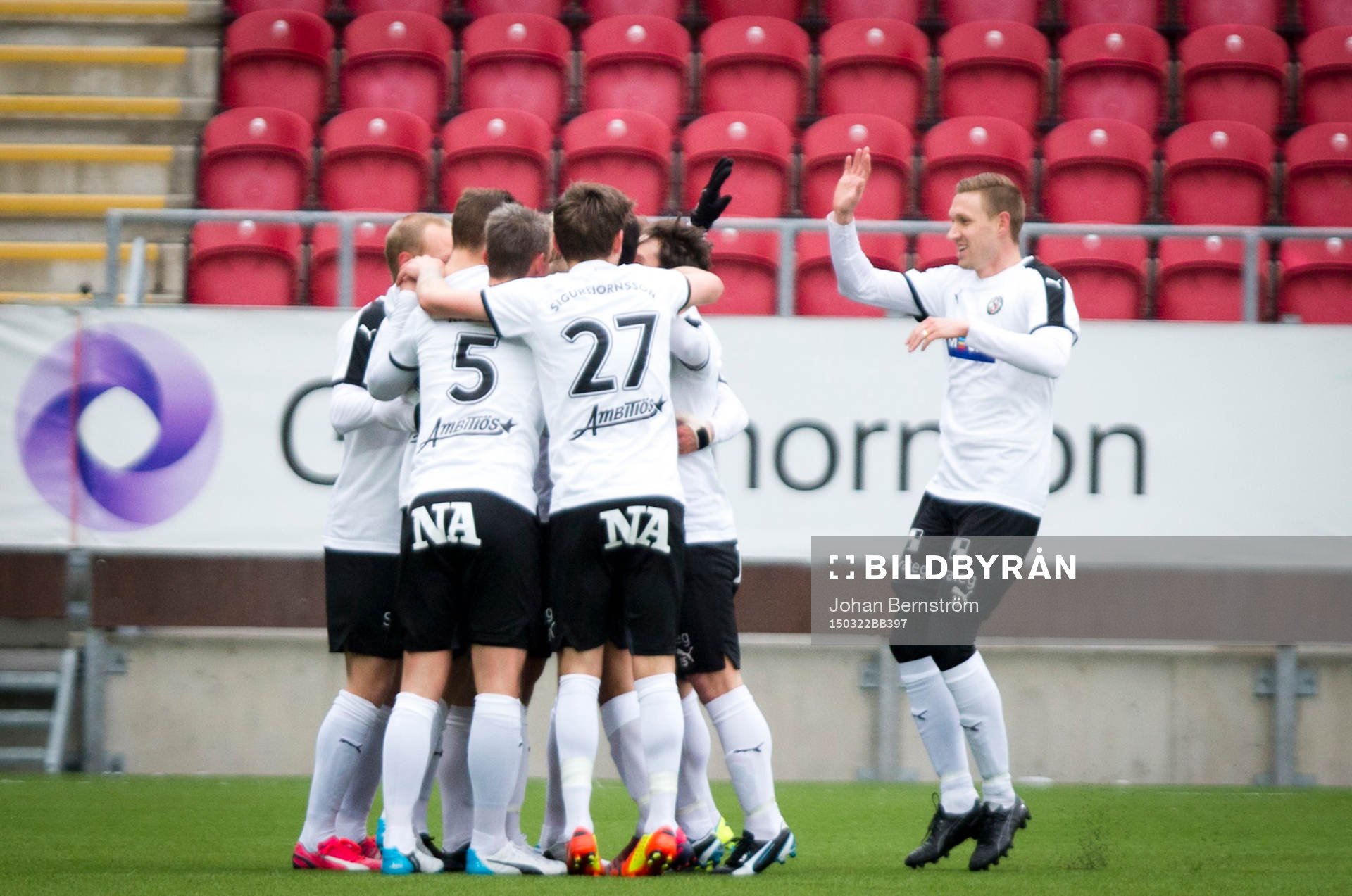 Örebros Daniel Gustavsson gör 1-0 och jublar