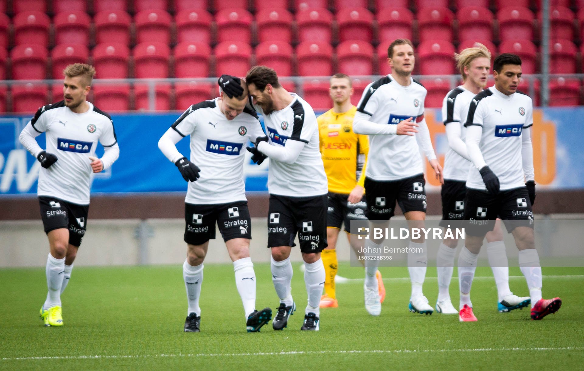 Örebros Daniel Gustavsson gör 1-0 och jublar