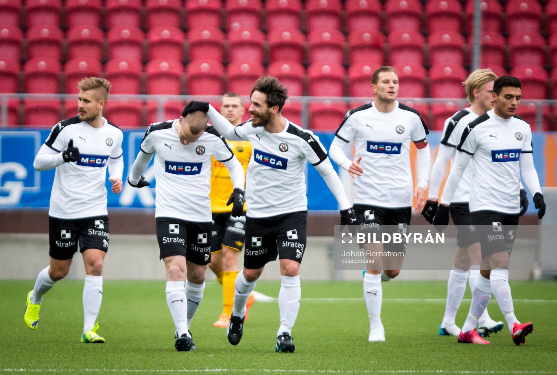 Örebros Daniel Gustavsson gör 1-0 och jublar