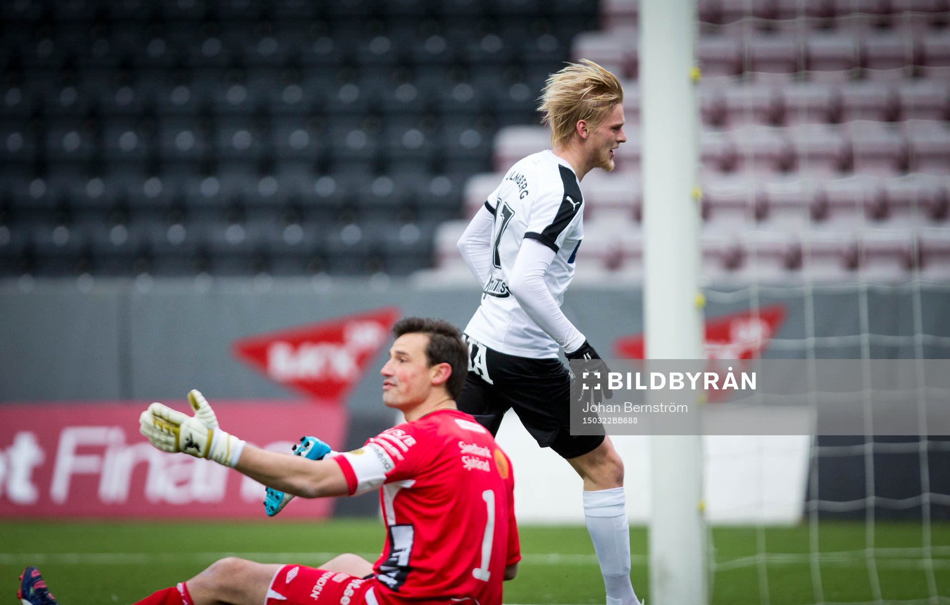 Örebros Karl Holmberg gör 2-0 på Elfsborgs målvakt