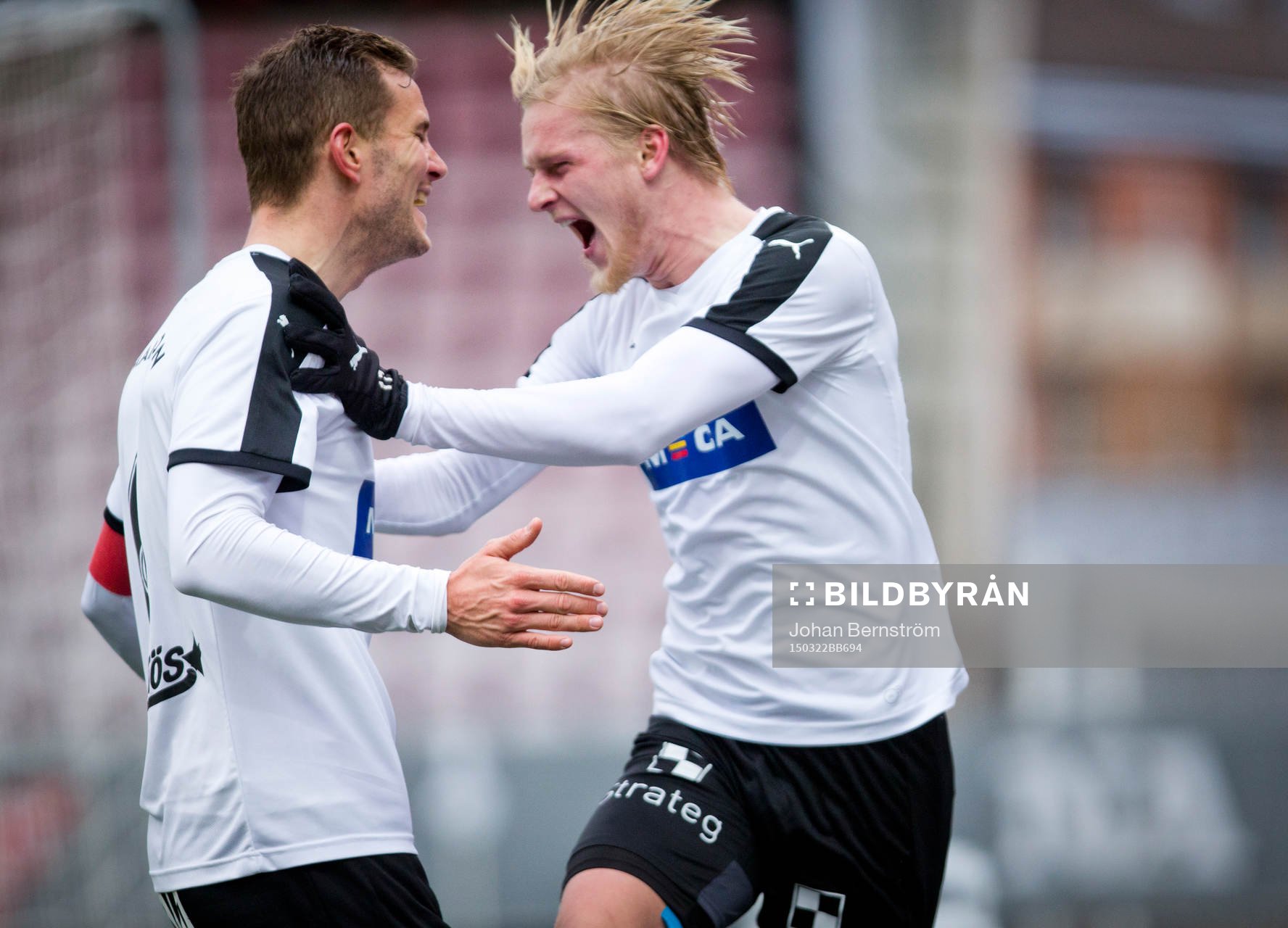 Örebros Karl Holmberg gör 2-0 och jublar med Robert