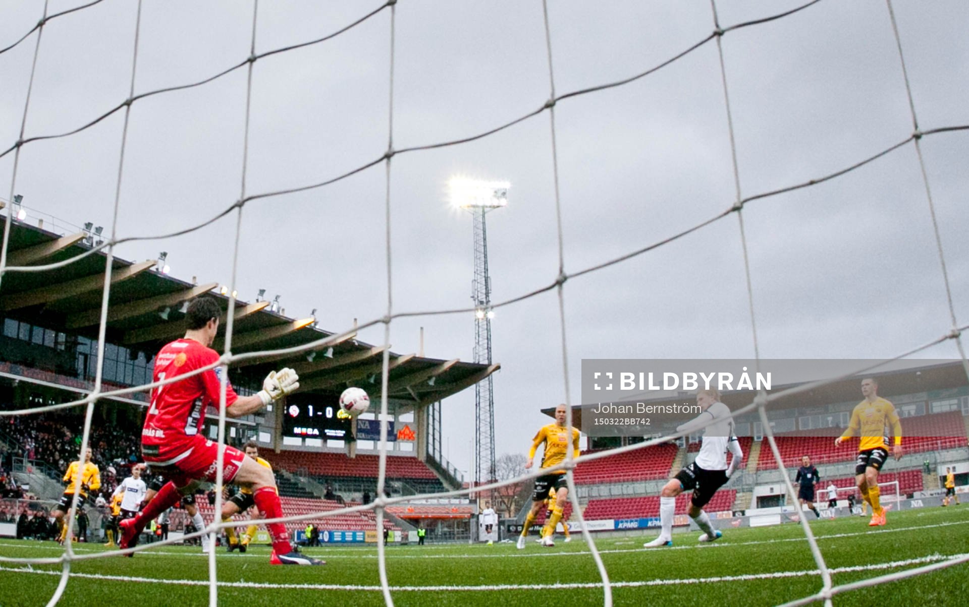 Örebros Karl Holmberg gör 2-0 på Elfsborgs målvakt