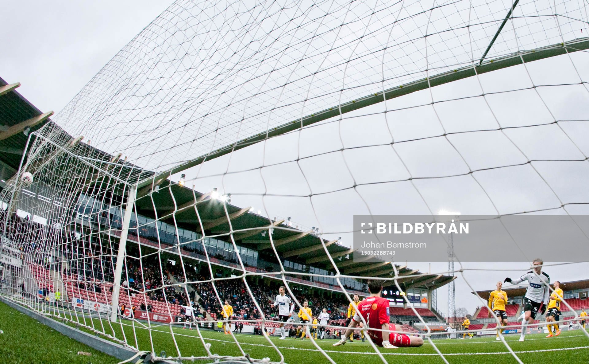 Örebros Karl Holmberg gör 2-0 på Elfsborgs målvakt