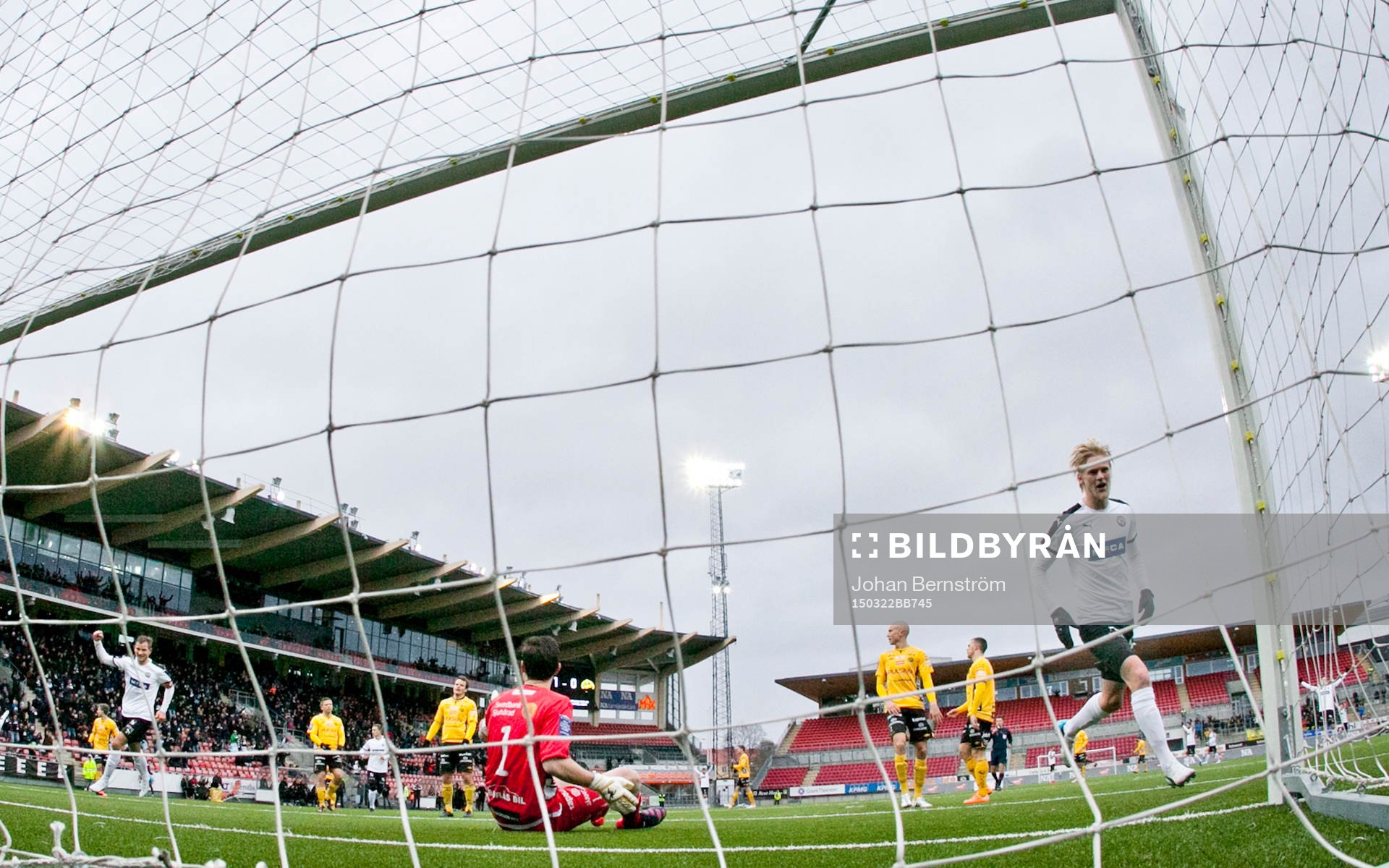 Örebros Karl Holmberg gör 2-0 på Elfsborgs målvakt