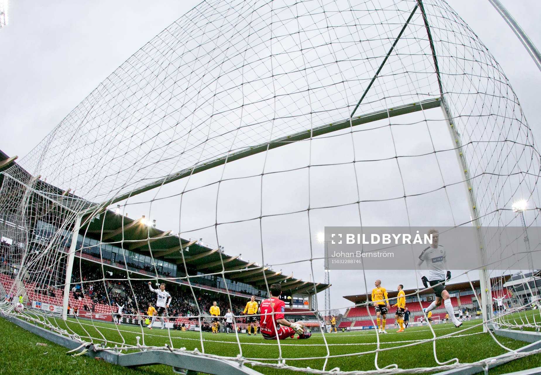 Örebros Karl Holmberg gör 2-0 på Elfsborgs målvakt
