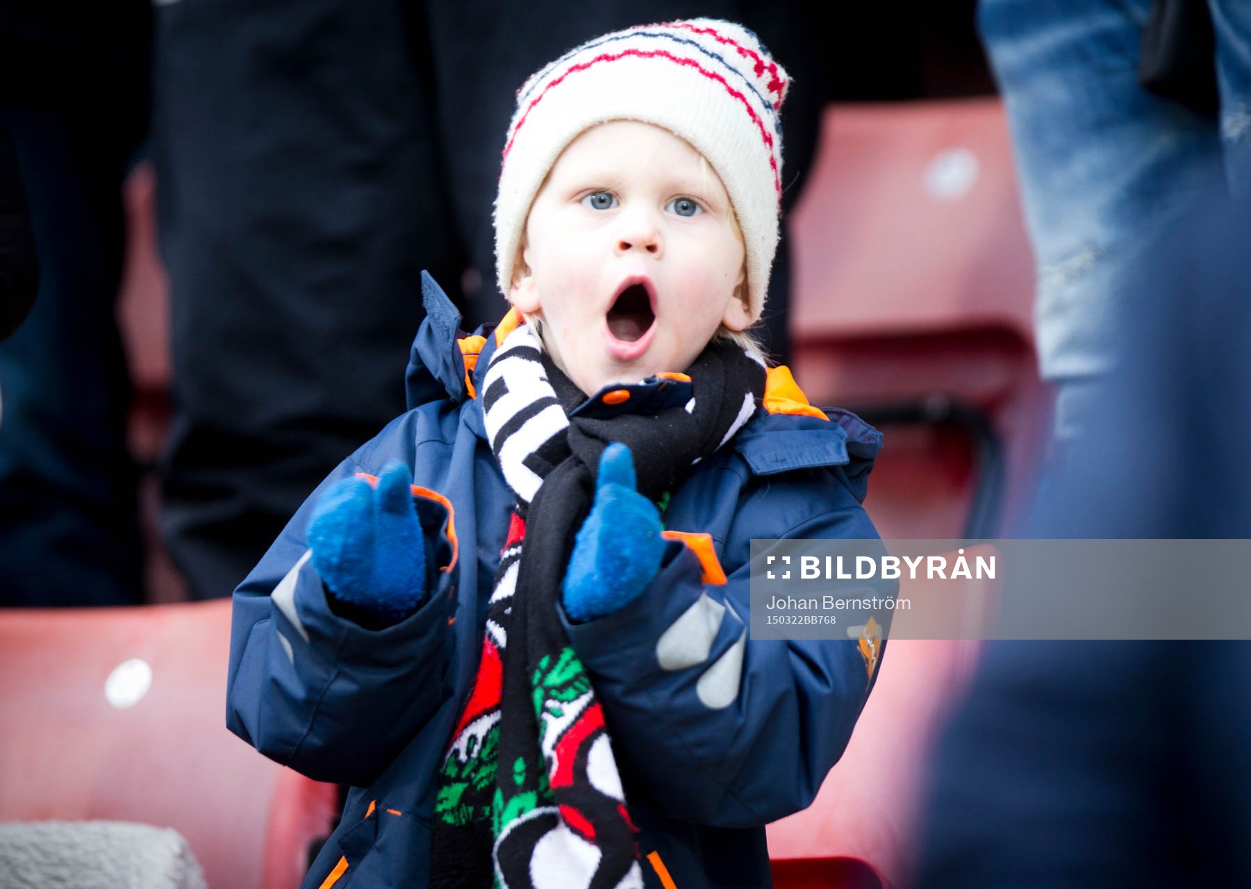 En ung Örebro supporter jublar och klappar händer vid