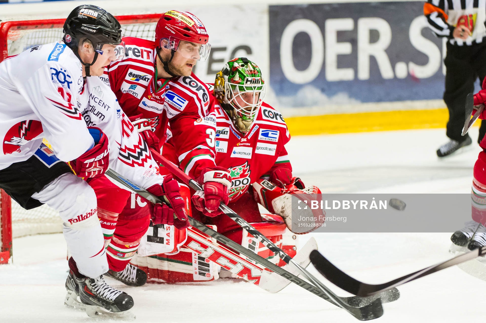 Modos målvakt Linus Ullmark och Nichlas Torp framför