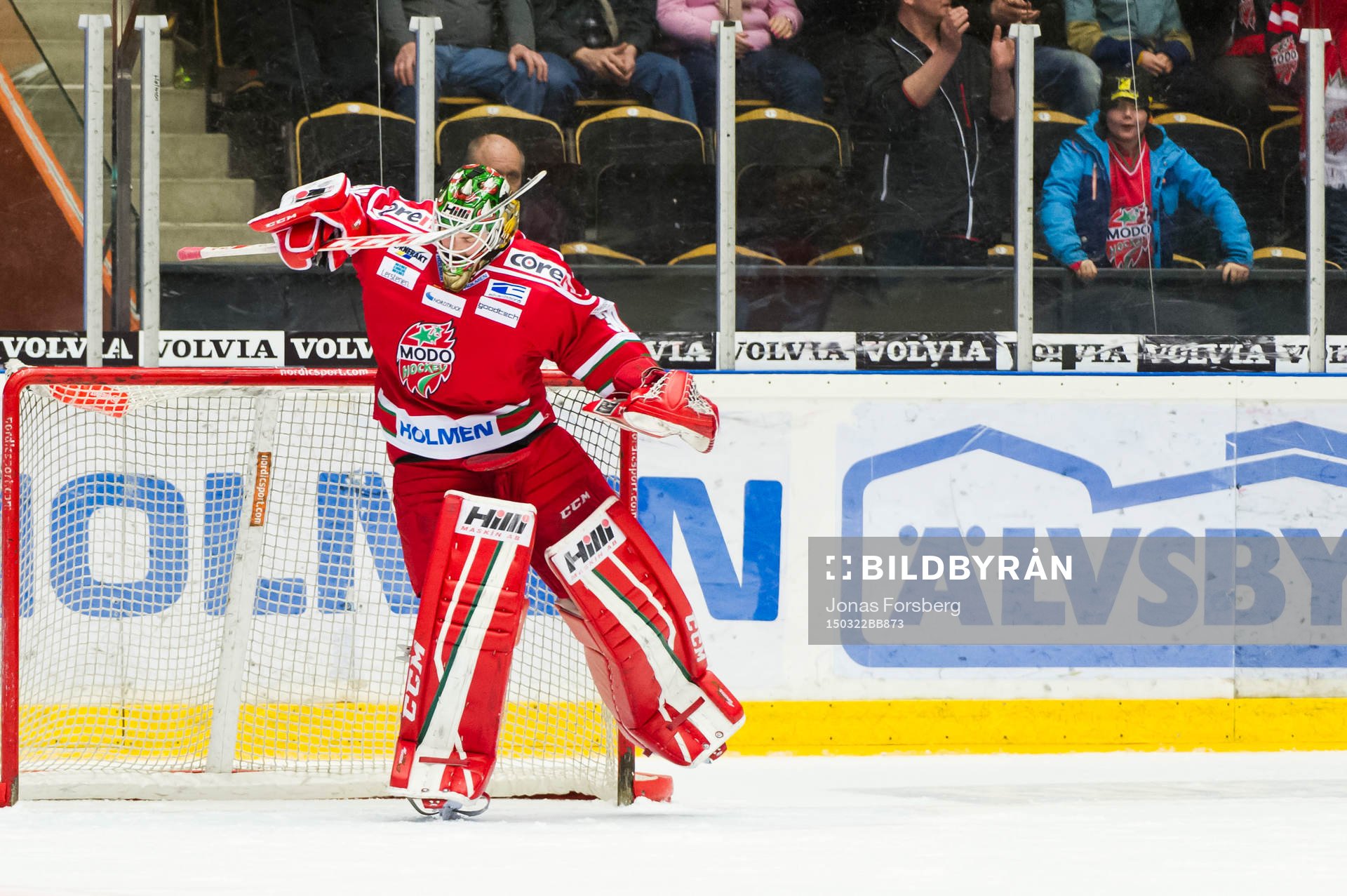 Modos målvakt Linus Ullmark jublar