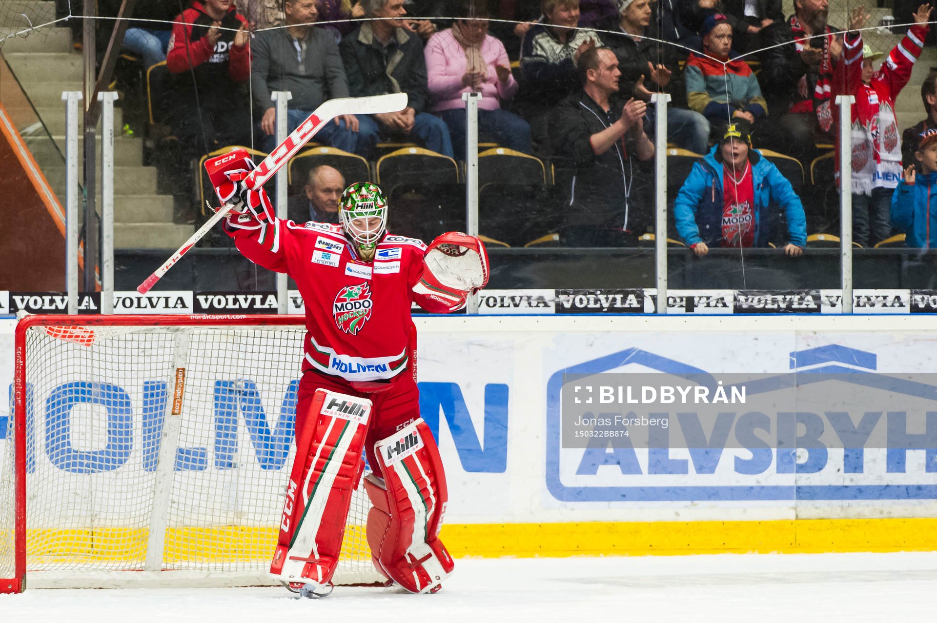 Modos målvakt Linus Ullmark jublar