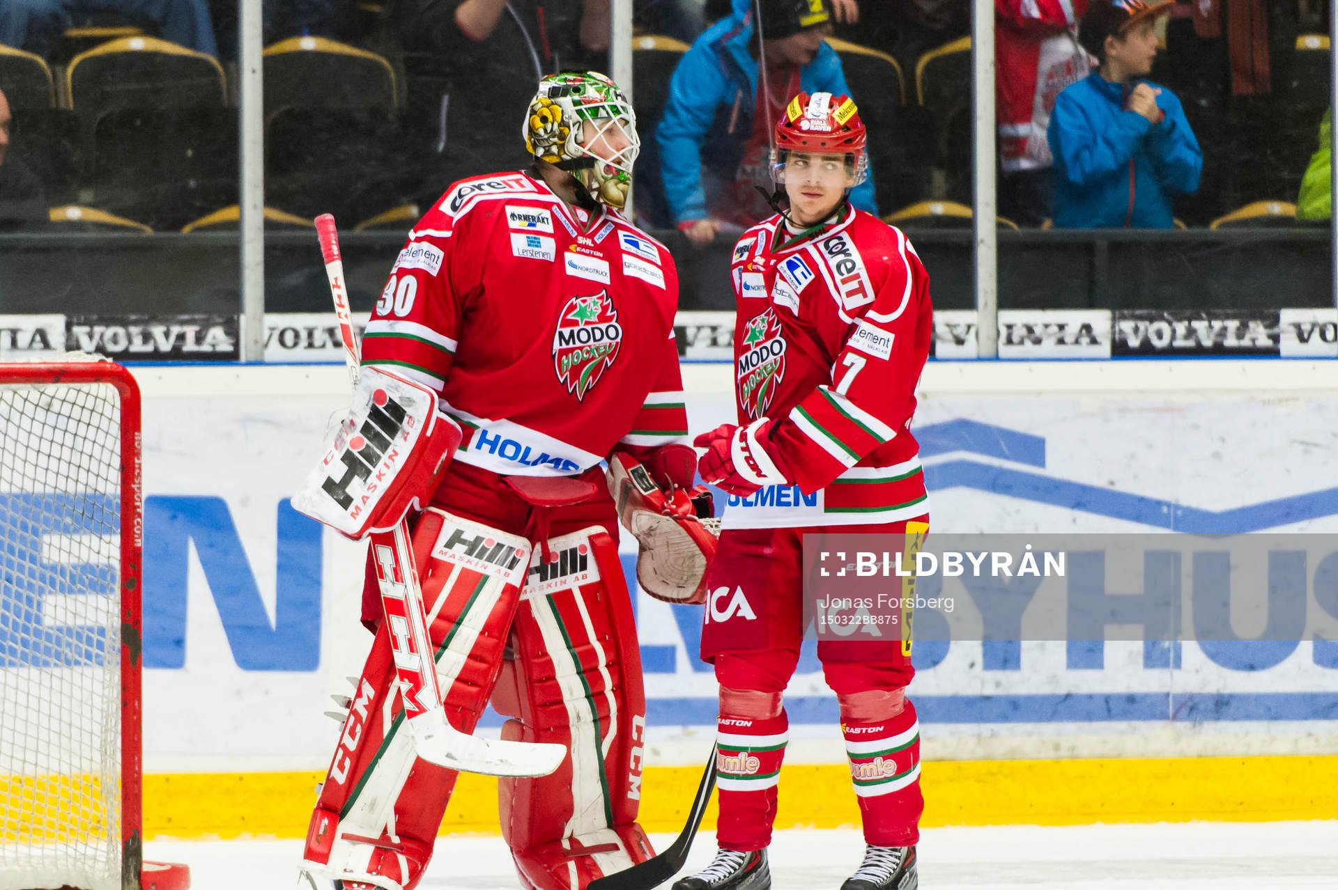 Modos målvakt Linus Ullmark och Emil Djuse