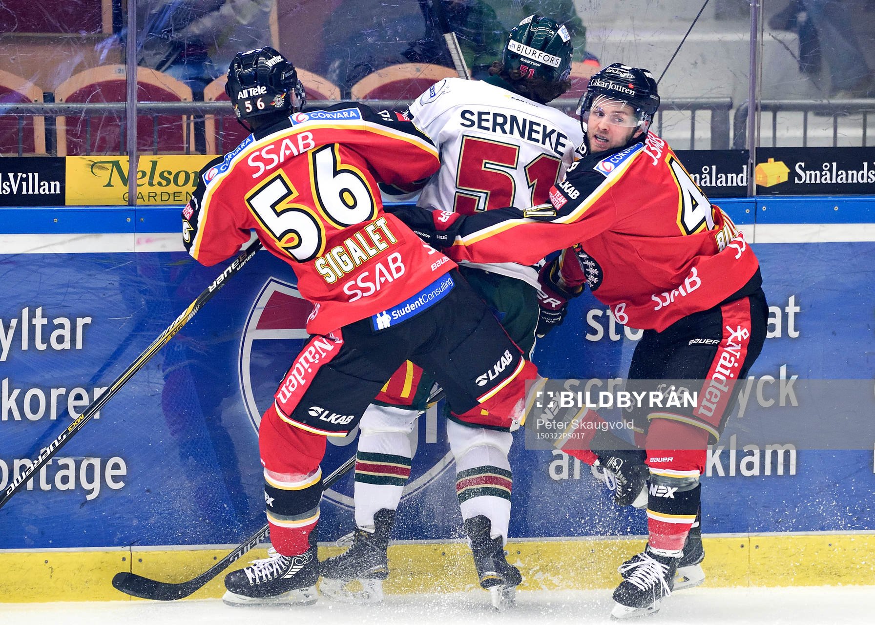 Luleås Jonathan Sigalet och Chad Billins trycker fast