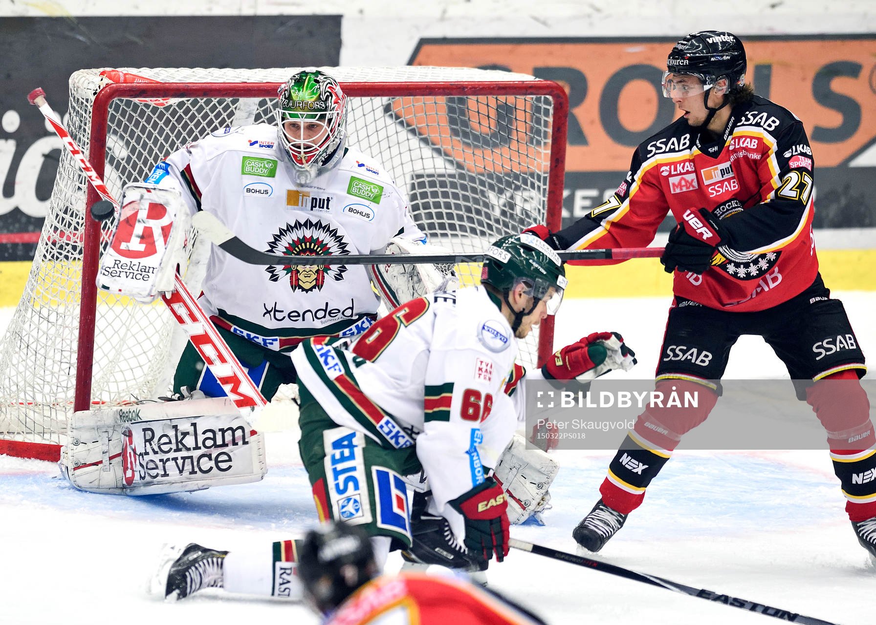 Luleås Daniel Zaar försöker styra pucken