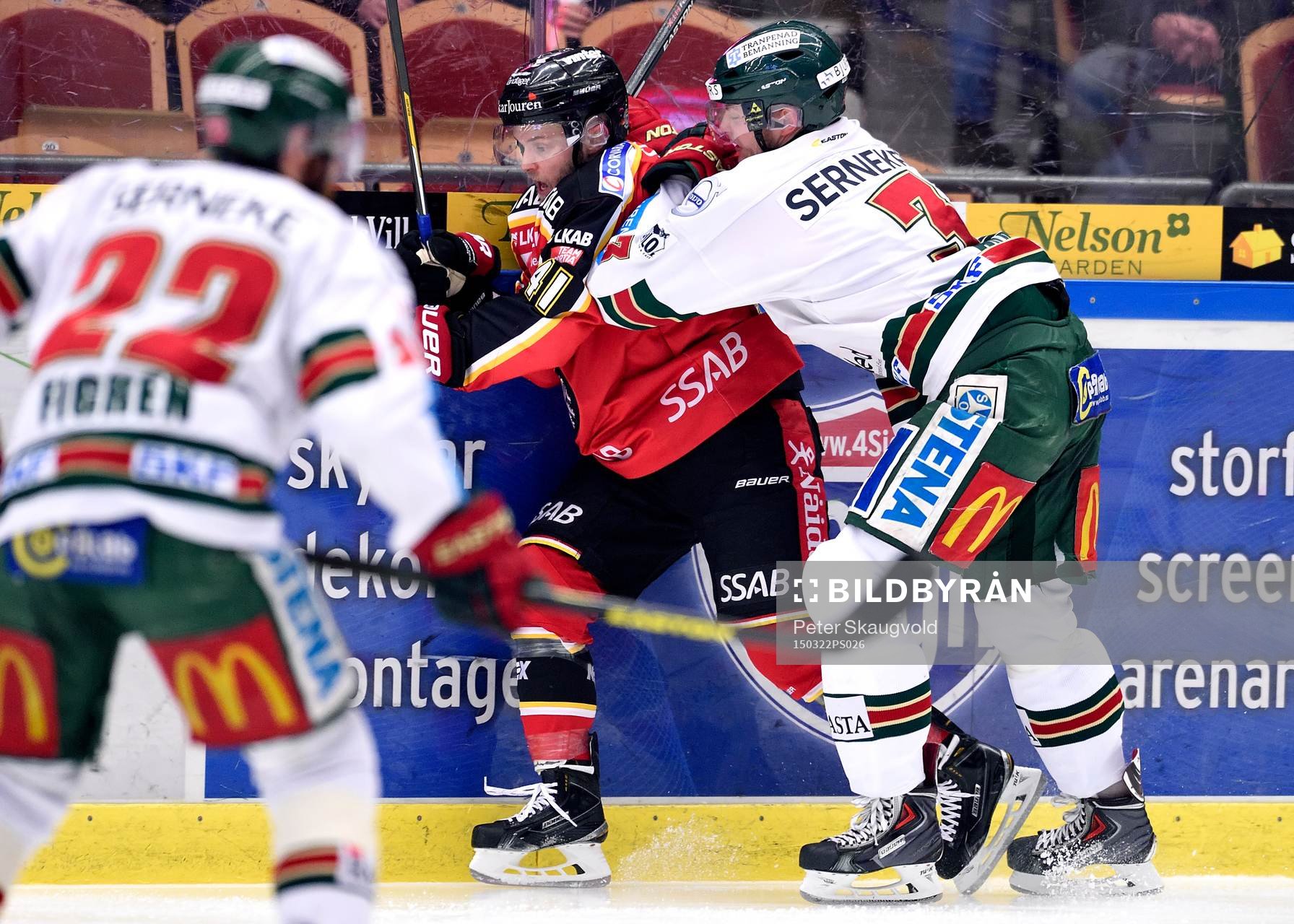 Luleås Chad Billins tacklas av Frölundas Oliver Bohm