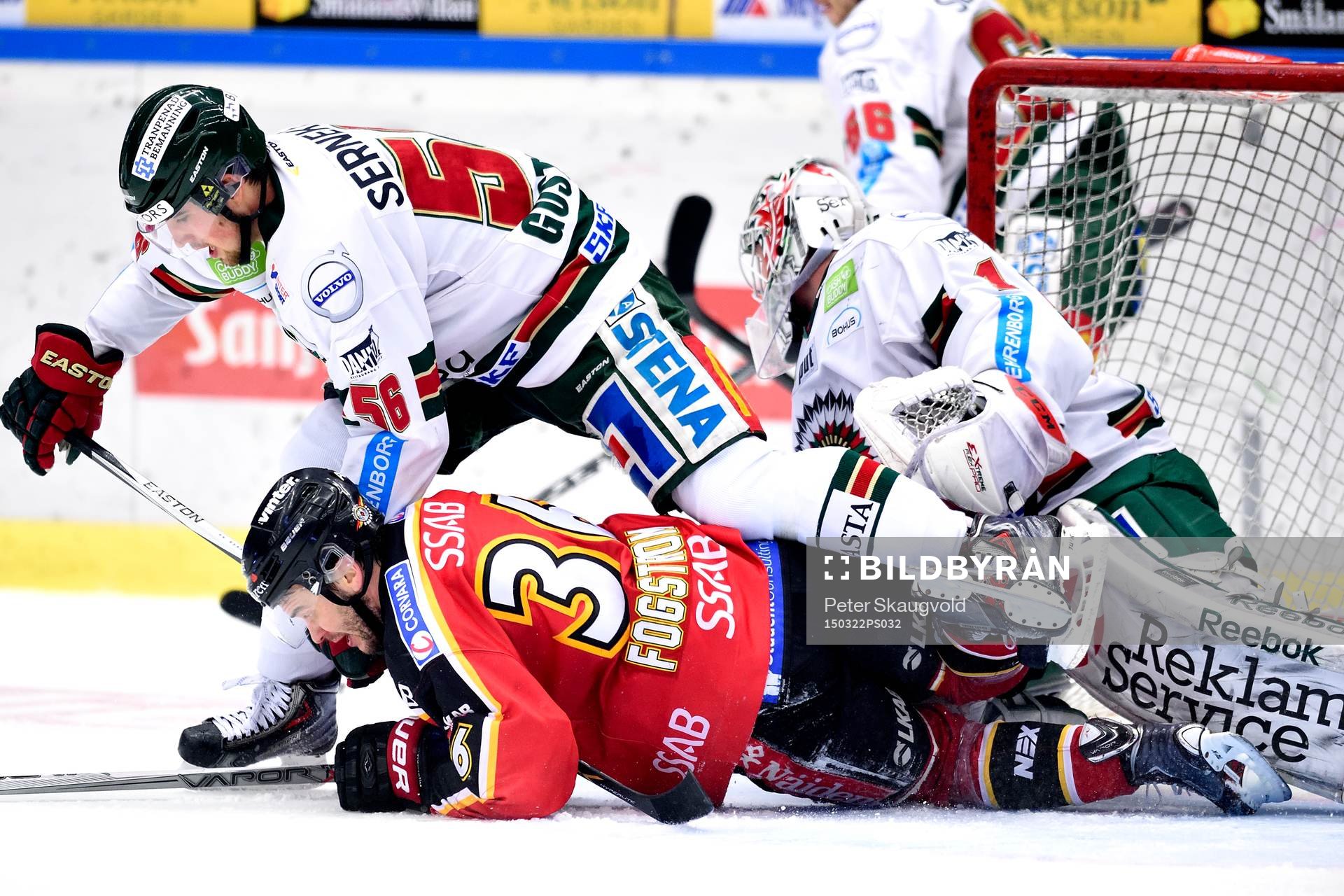 Luleås Niklas Fogström hamnar liggandes framför