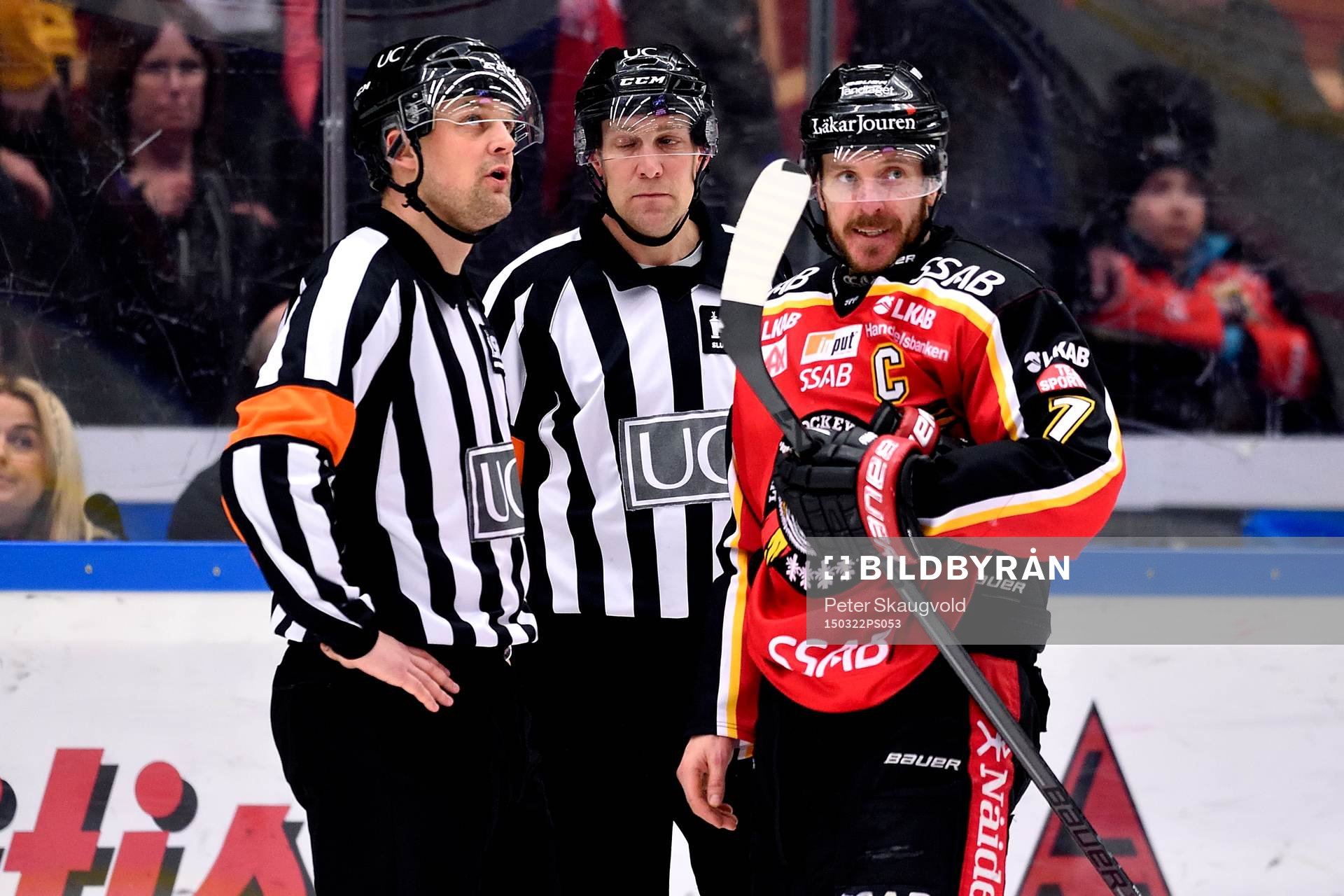 En upprörd Jan Sandström pratar med domarna Mikael