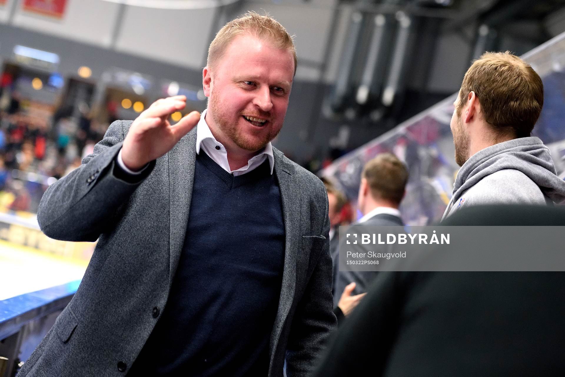 Frölundas assisterande tränare Klas Östman jublar