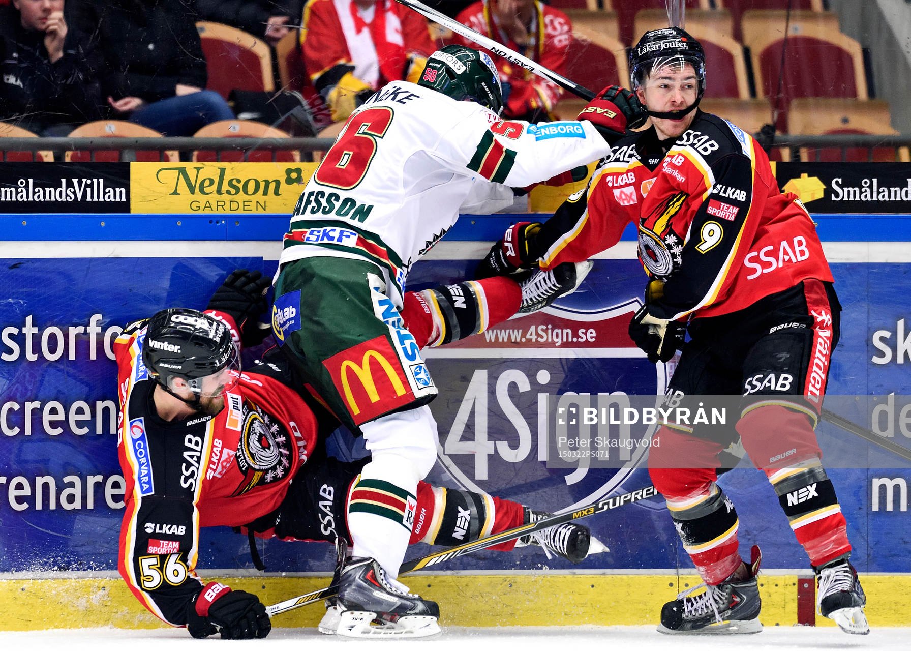 Frölundas Erik Gustafsson tacklar Luleås Jonathan Sigalet