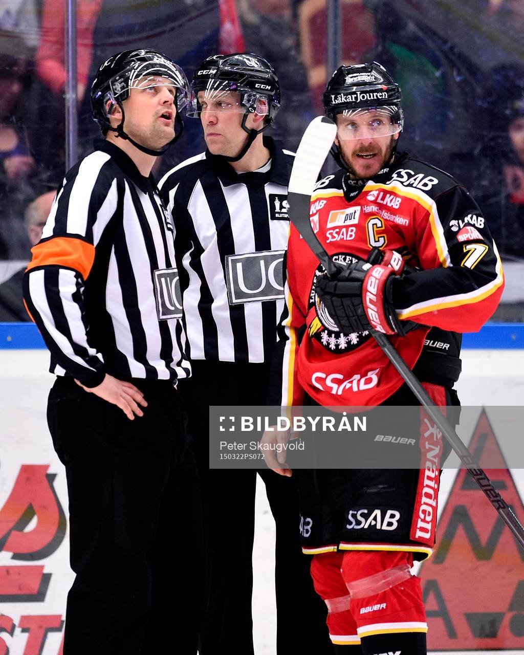 En upprörd Jan Sandström pratar med domarna Mikael