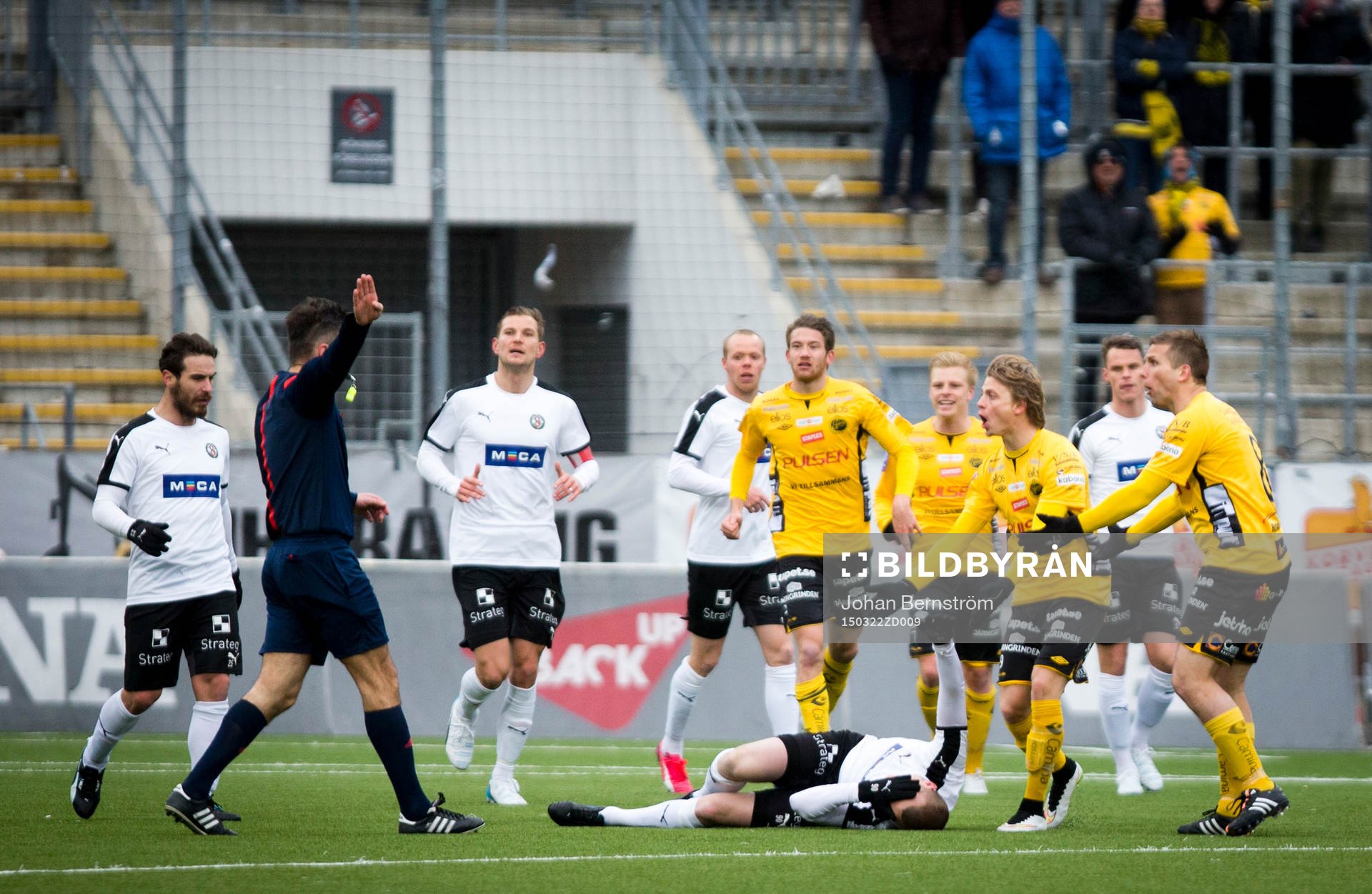 Elfsborgs Simon Hedlund går gult kort under fotbollsmatchen i Svenska cupen mellan Örebro och Elfsborg den 22 mars 2015 i Örebro.