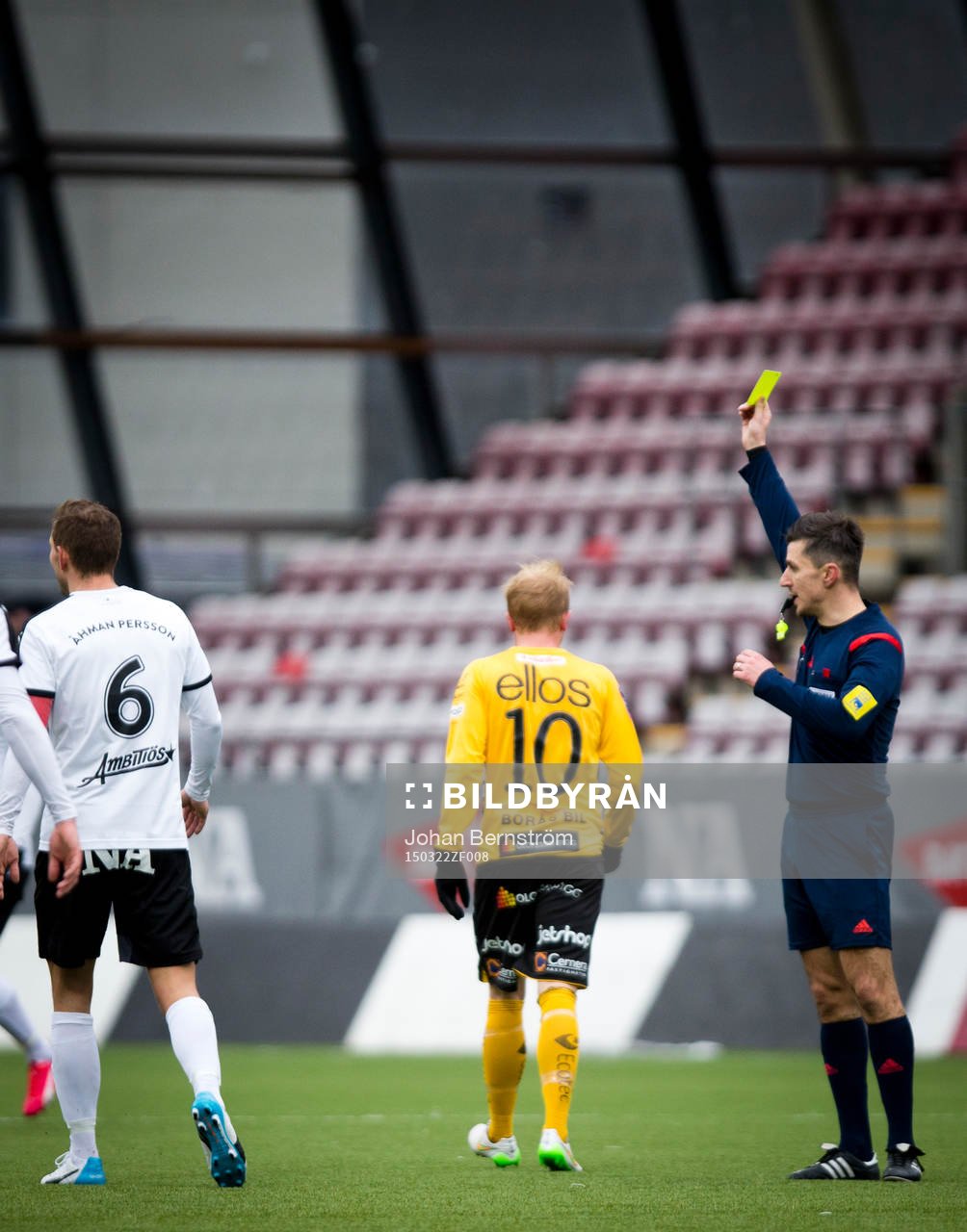 Elfsborgs Simon Lundevall går gult kort och deppar