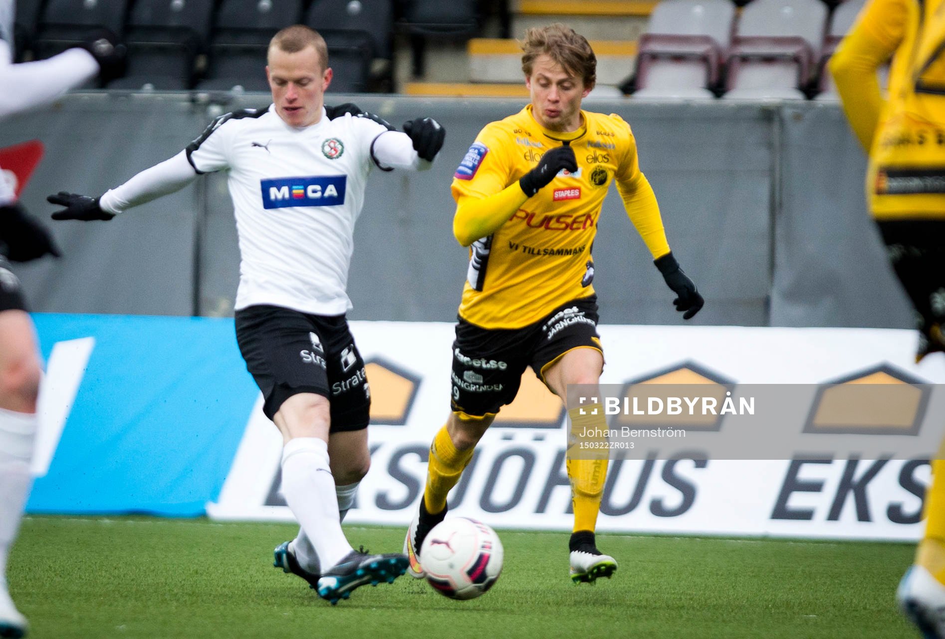 Örebros Daniel Gustavsson och Elfsborgs Lasse Nilsson under fotbollsmatchen i Svenska cupen mellan Örebro och Elfsborg den 22 mars 2015 i Örebro.